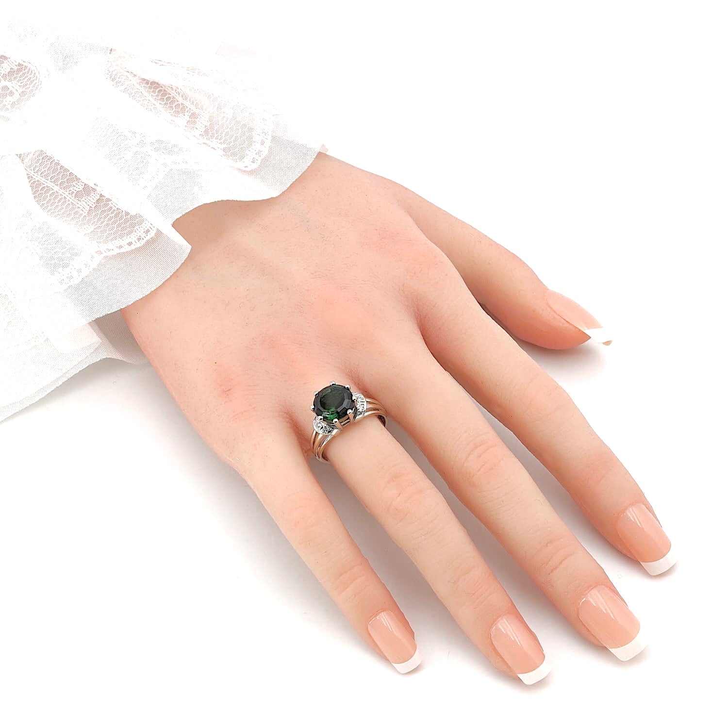 Ring in 585er Weißgold mit einem Turmalin und Diamanten, an der Hand