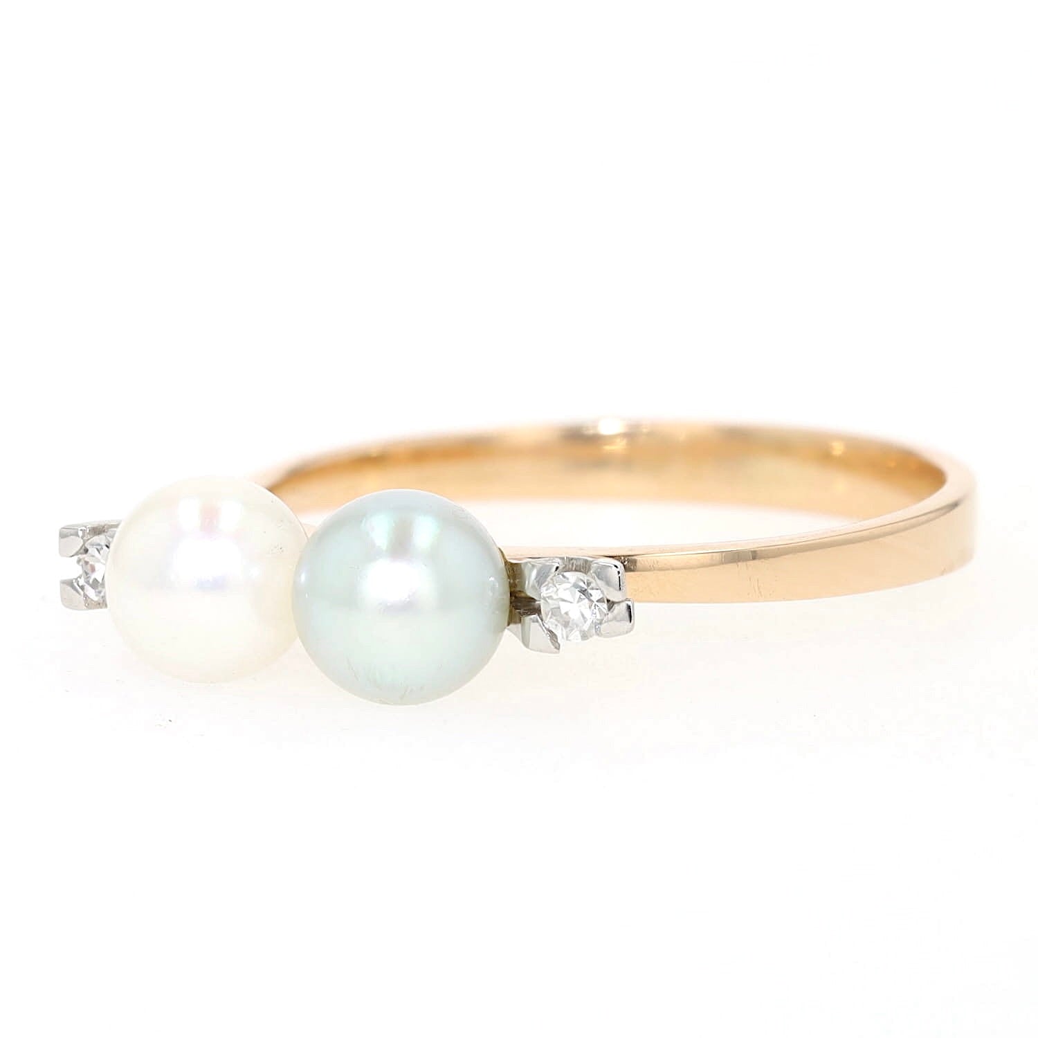 Ring in 750er Bicolor Gold mit 2 Zuchtperlen und Diamanten, liegend links gedreht