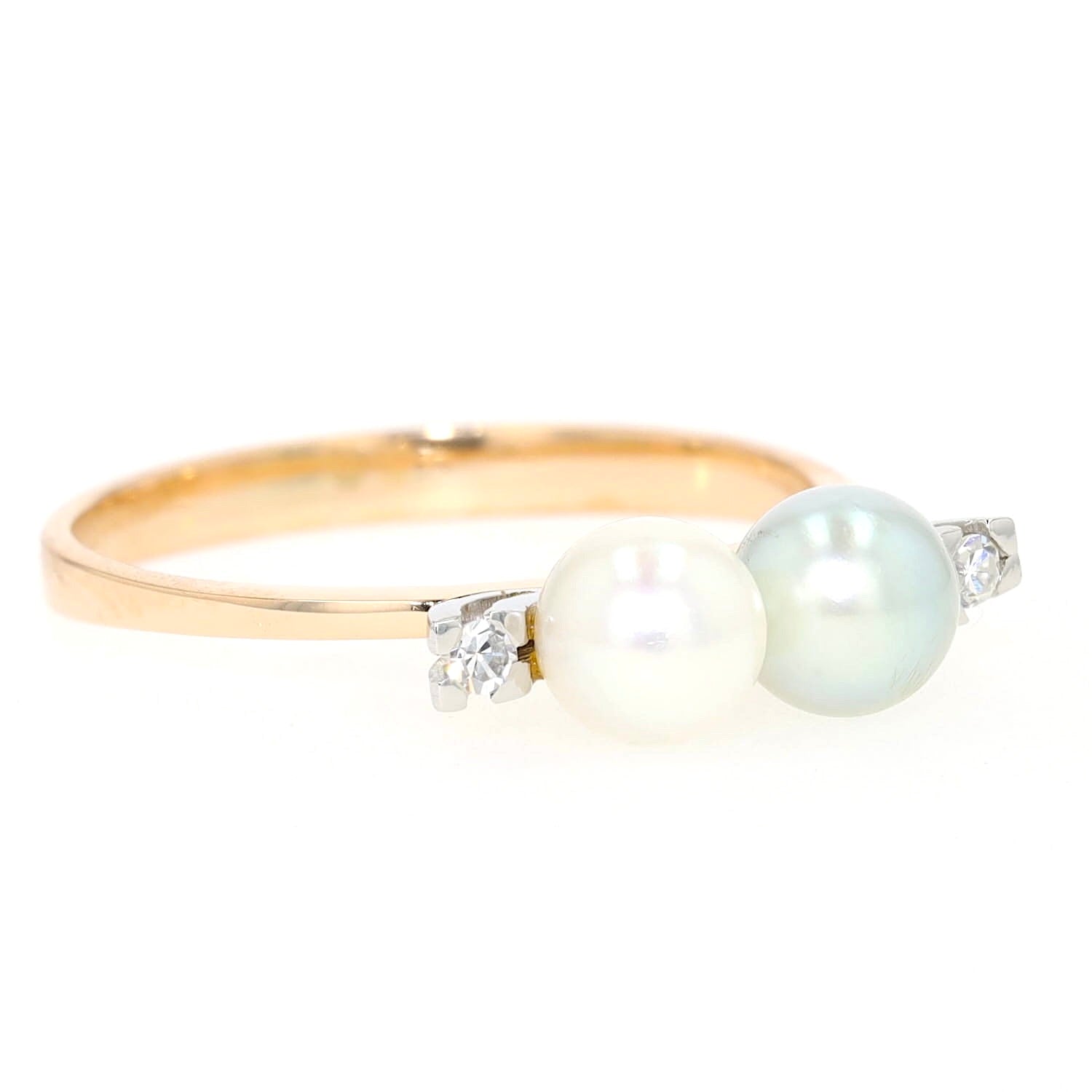 Ring in 750er Bicolor Gold mit 2 Zuchtperlen und Diamanten, liegend rechts gedreht