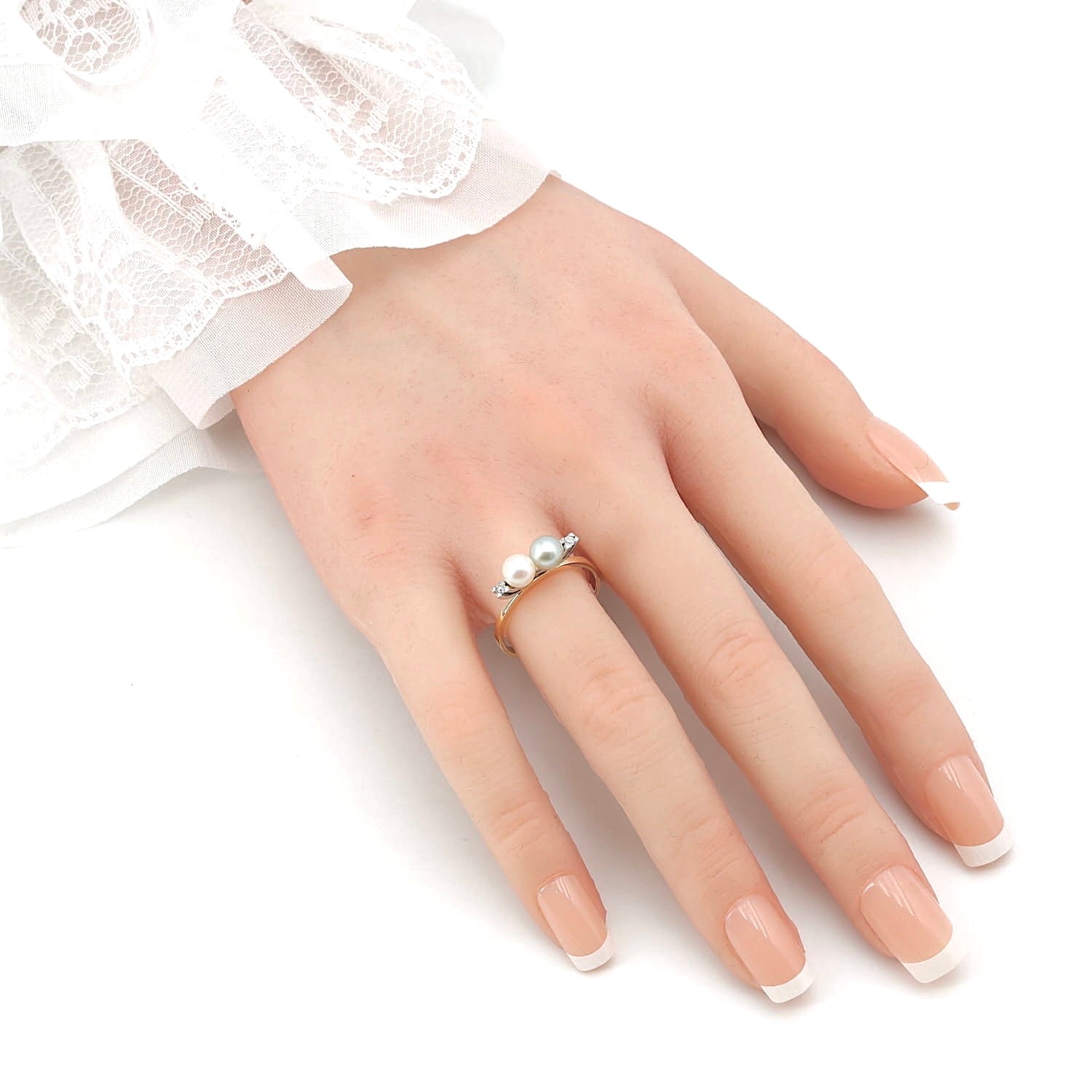 Ring in 750er Bicolor Gold mit 2 Zuchtperlen und Diamanten, an der Hand
