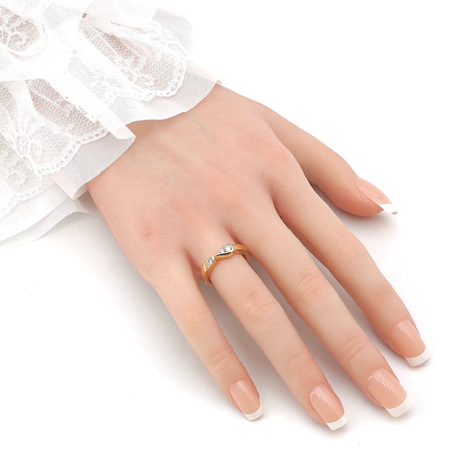 Ring in 750er Gelbgold mit Brillanten, an der Hand
