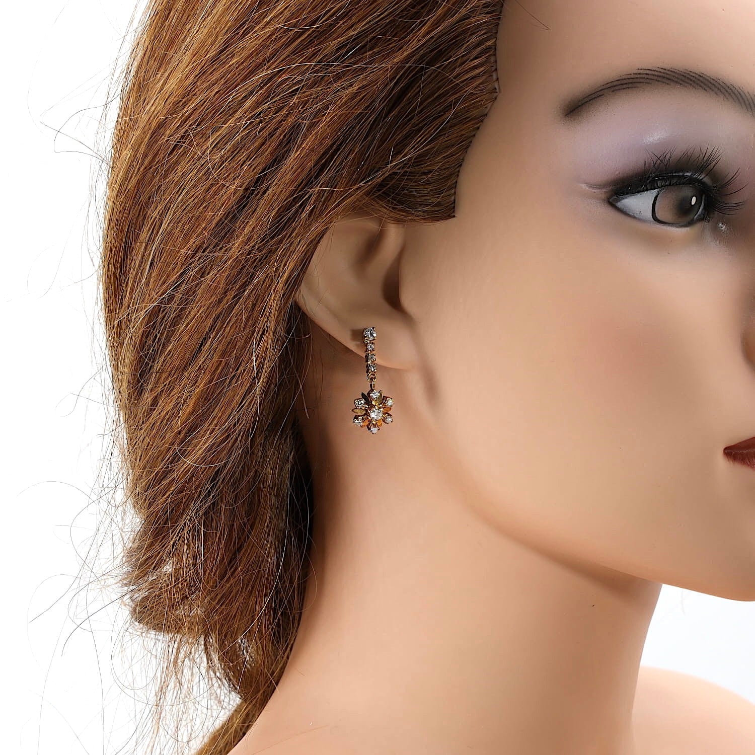 Ohrringe in 585er Rotgold mit Brillanten, einzelnd am Ohr