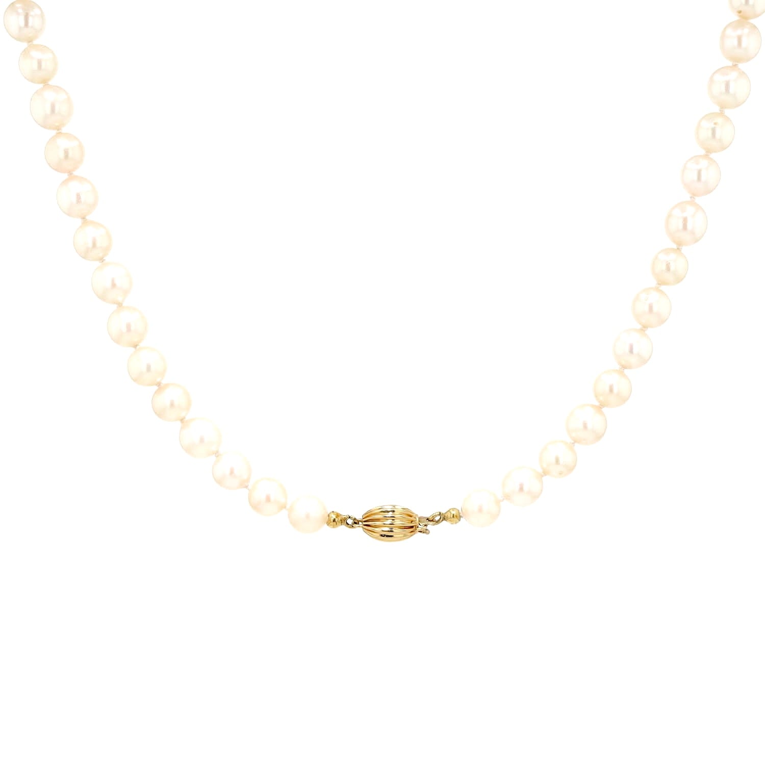 Lange Akoya-Zuchtperlenkette mit einem Schloss aus 333er Gelbgold, hängend Teilansicht mit Schloss frontal