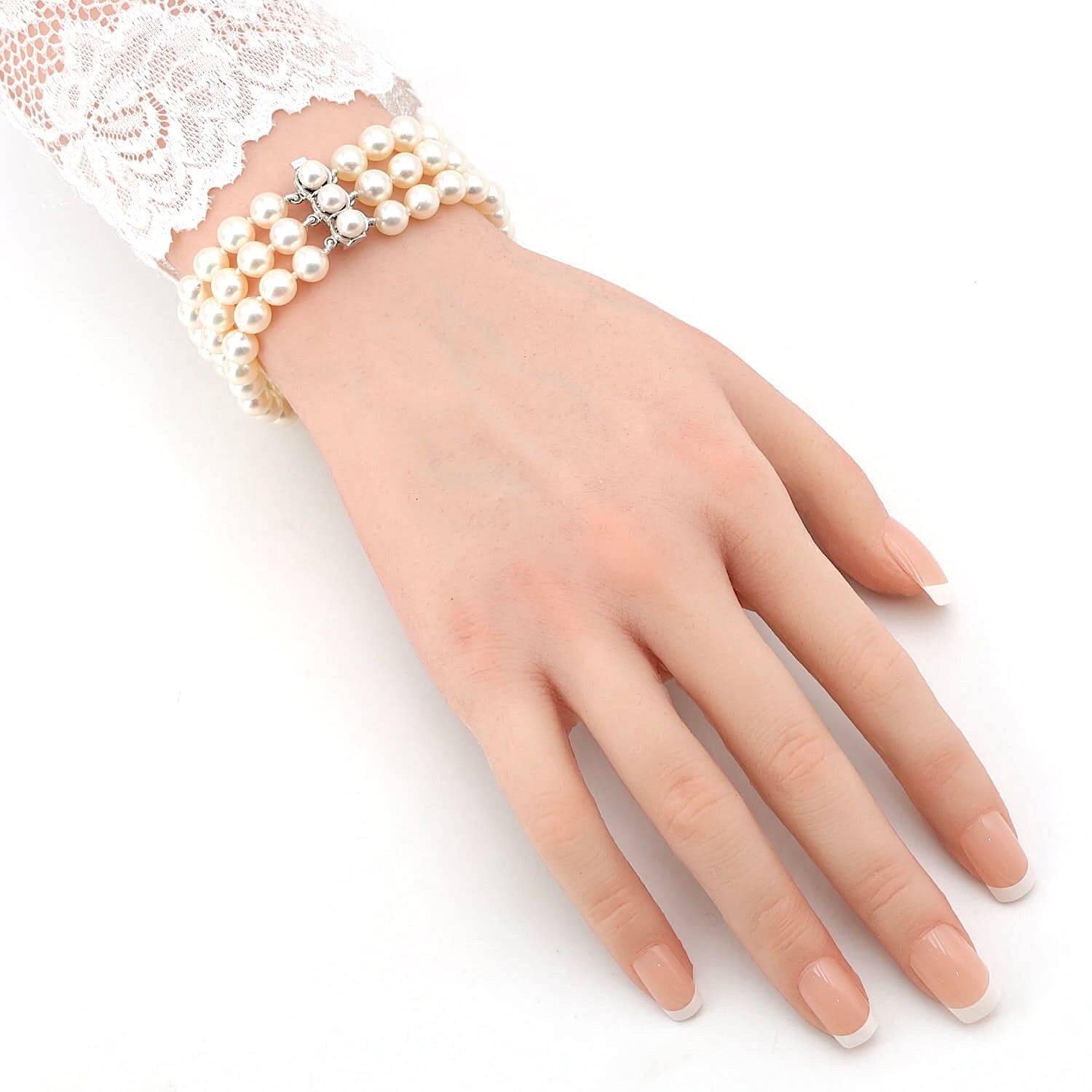 Zuchtperlen-Armband mit einem Schloss aus 835er Silber, am Arm