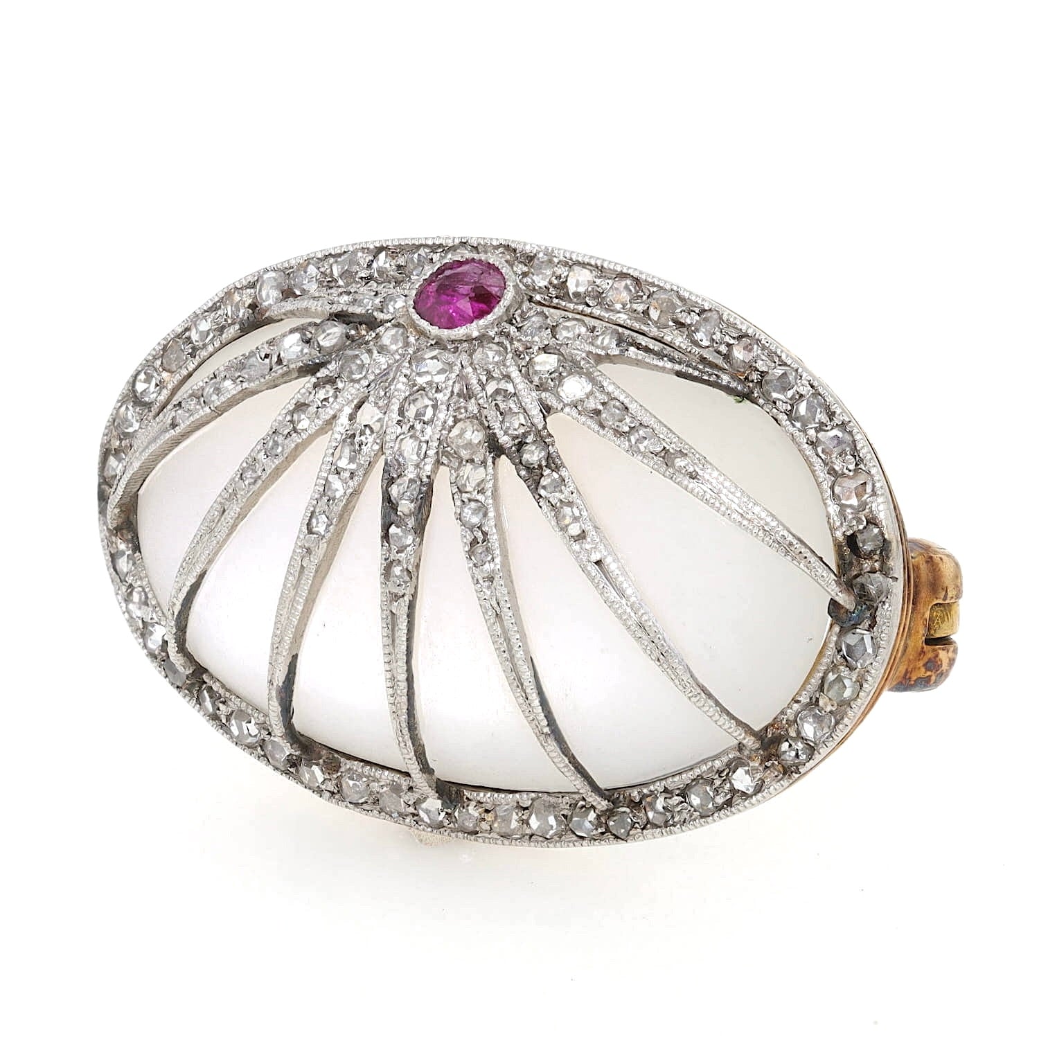 Art Deco Brosche aus 750er Rotgold/Platin mit einem Mondstein, Diamanten und einem Rubin, liegend links gedreht