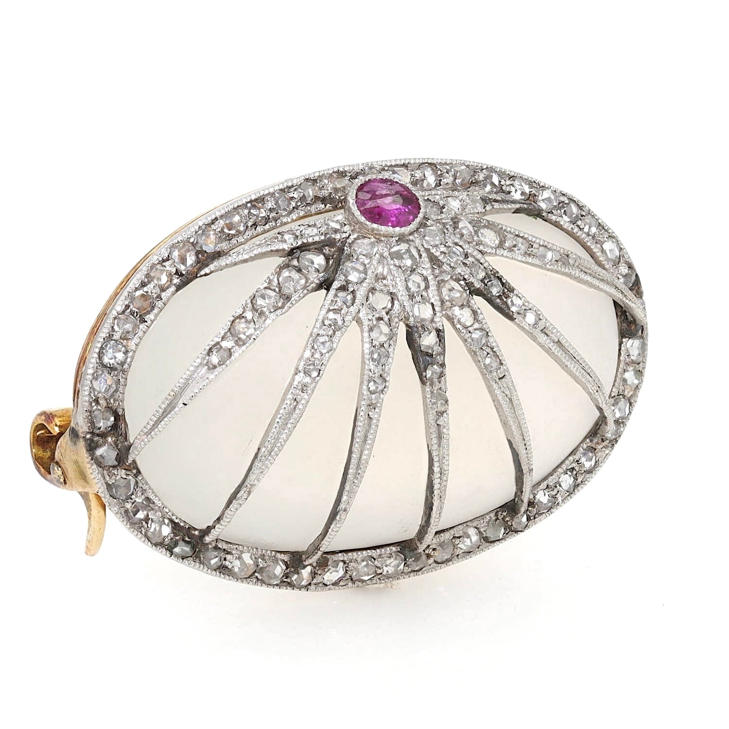 Art Deco Brosche aus 750er Rotgold/Platin mit einem Mondstein, Diamanten und einem Rubin, liegend rechts gedreht