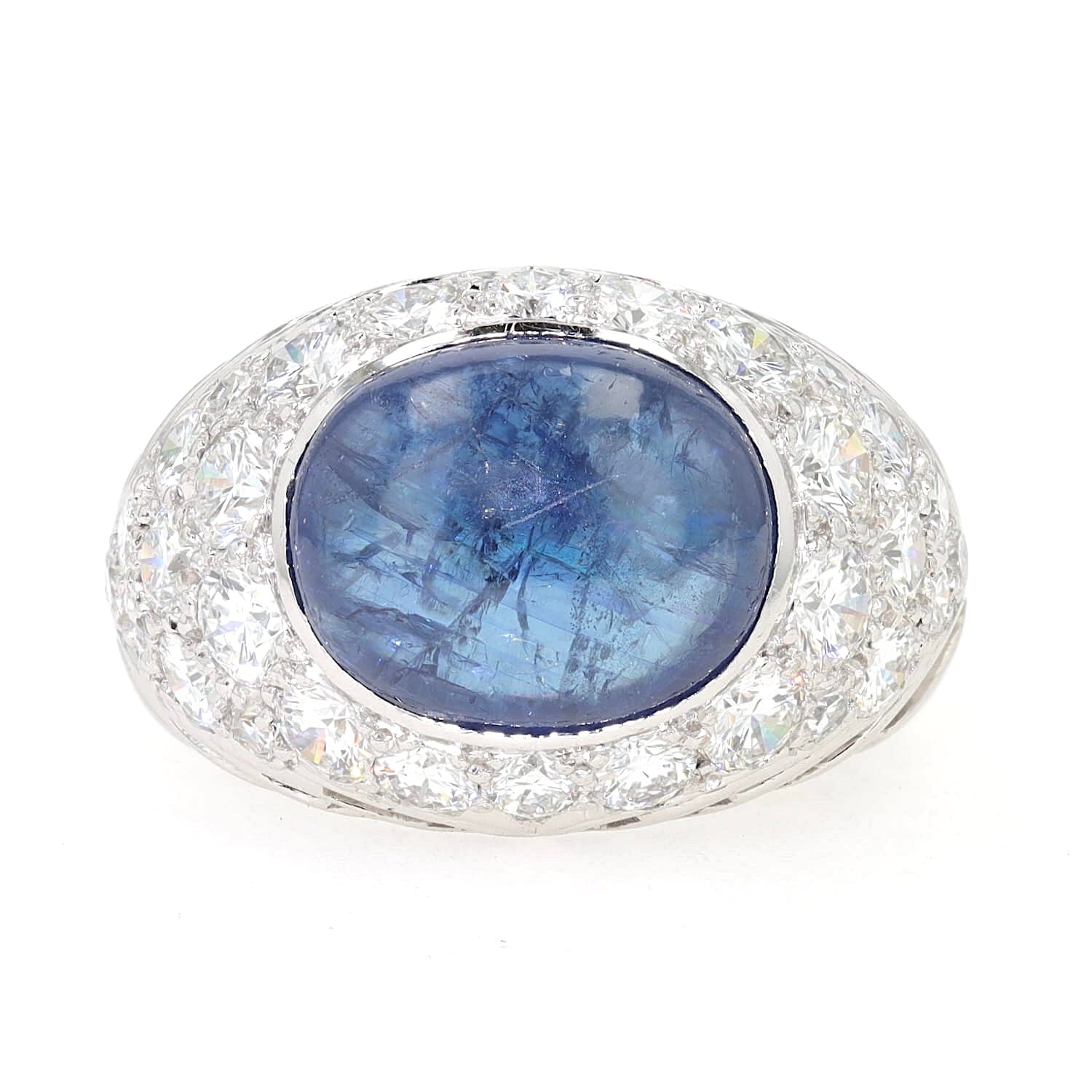 Ring in 750er Weißgold mit einem blauen ovalen Saphir-Cabochon und insgesamt ca. 1,9 ct Brillanten, liegend frontal