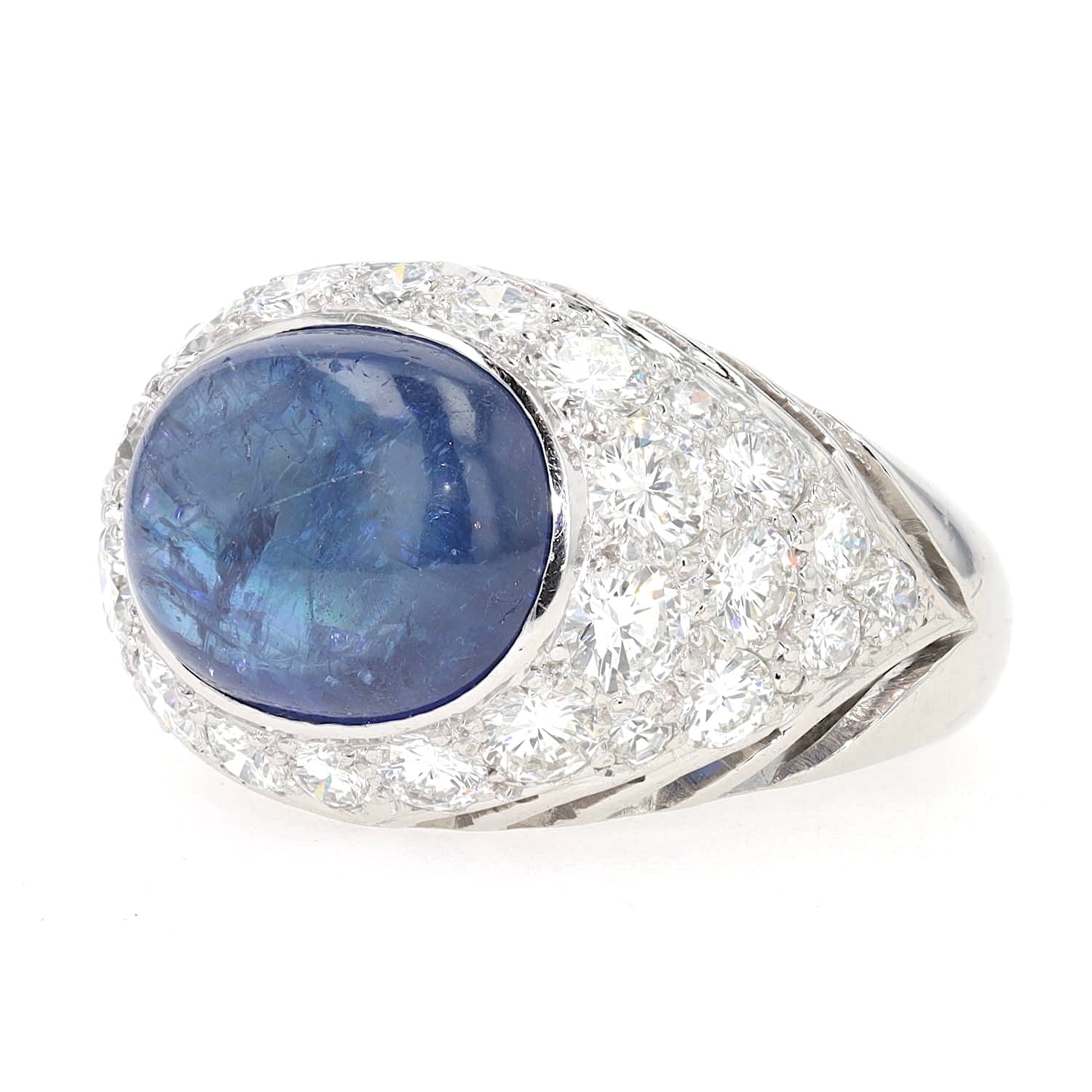 Ring in 750er Weißgold mit einem blauen ovalen Saphir-Cabochon und insgesamt ca. 1,9 ct Brillanten, liegend links gedreht