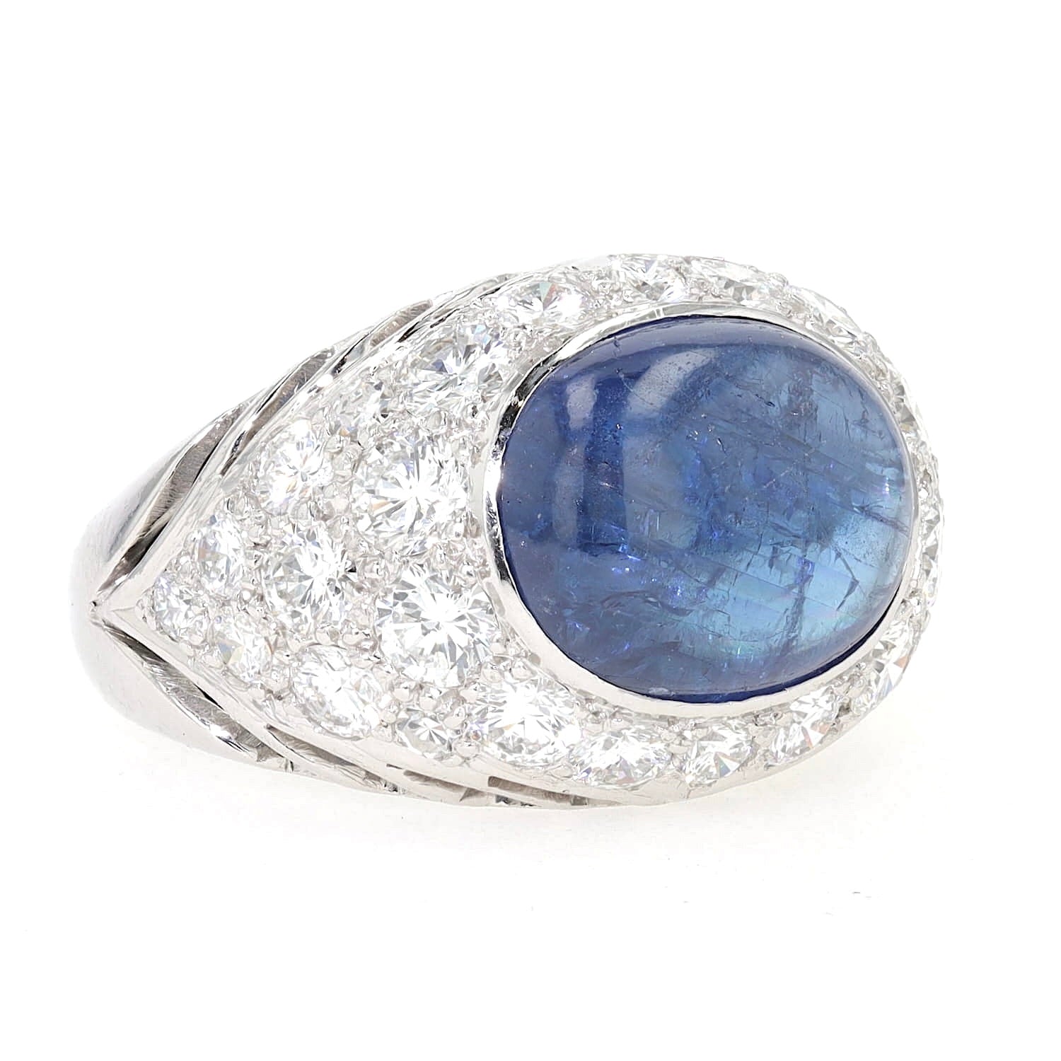 Ring in 750er Weißgold mit einem blauen ovalen Saphir-Cabochon und insgesamt ca. 1,9 ct Brillanten, liegend rechts gedreht