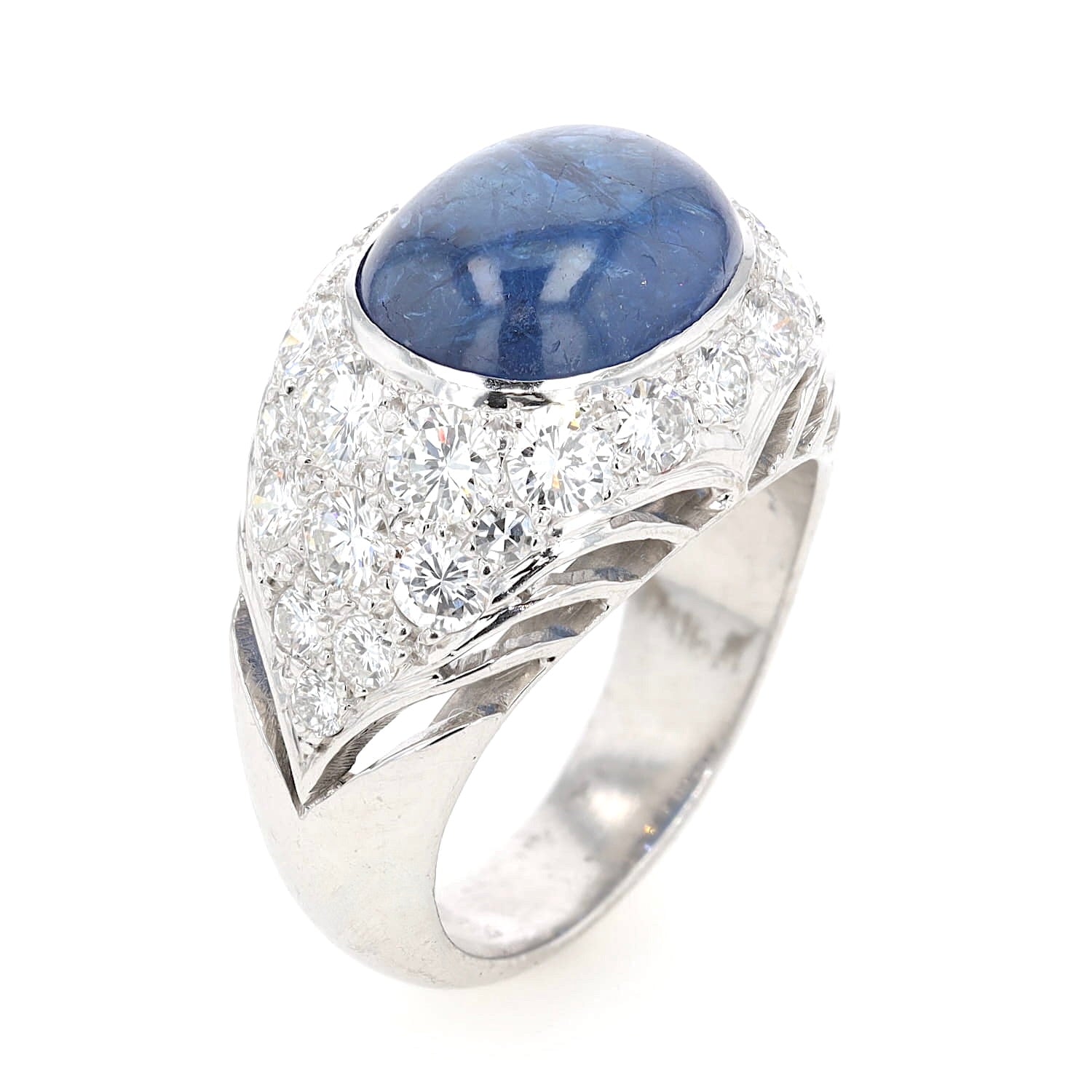 Ring in 750er Weißgold mit einem blauen ovalen Saphir-Cabochon und insgesamt ca. 1,9 ct Brillanten, stehend Draufsicht