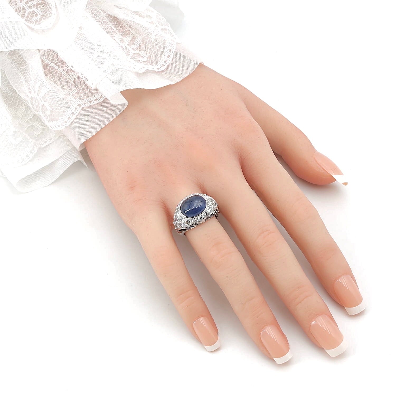 Ring in 750er Weißgold mit einem blauen ovalen Saphir-Cabochon und insgesamt ca. 1,9 ct Brillanten, an der Hand