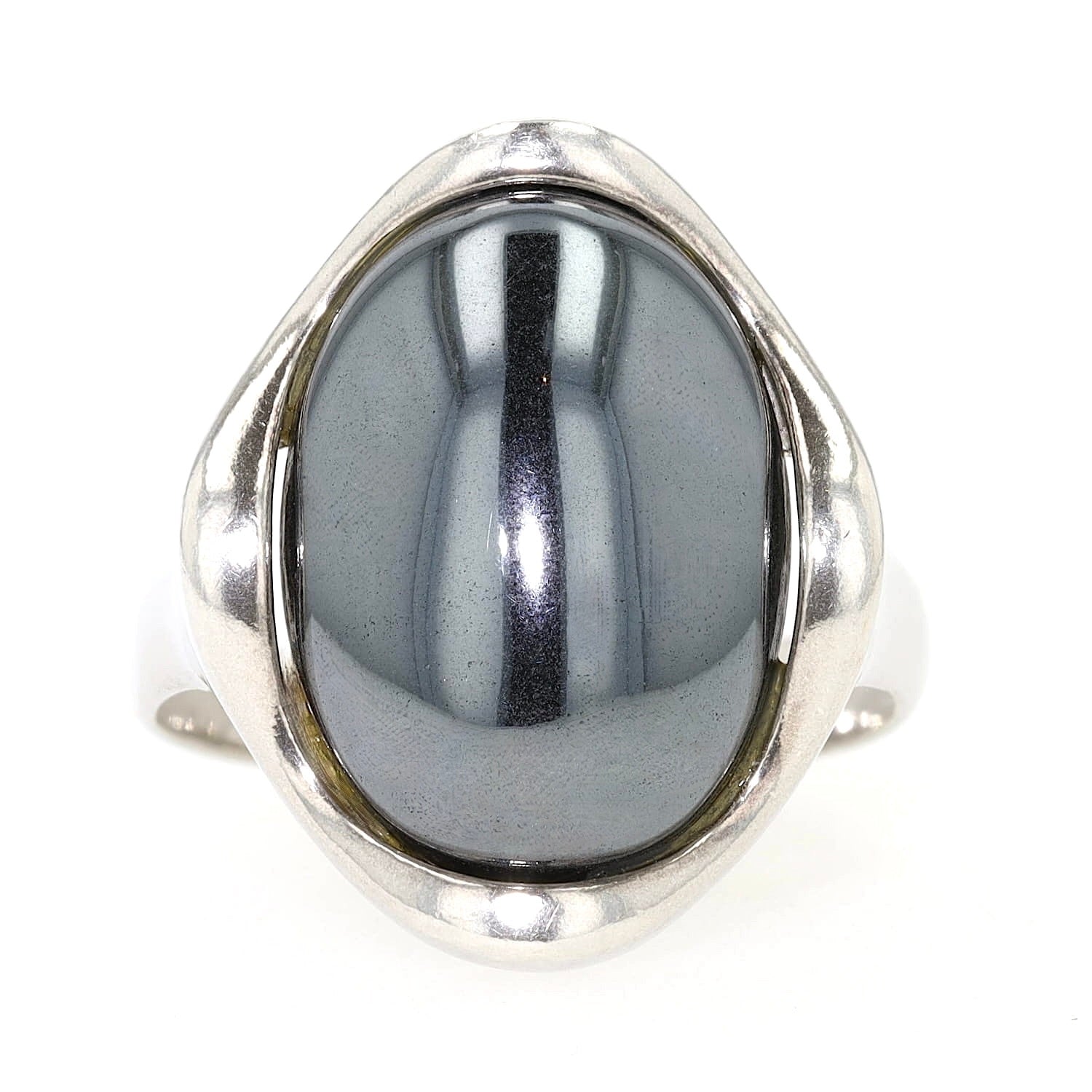 Ring in 925er Silber mit einem Hämatit-Cabochon, liegend links gedreht
