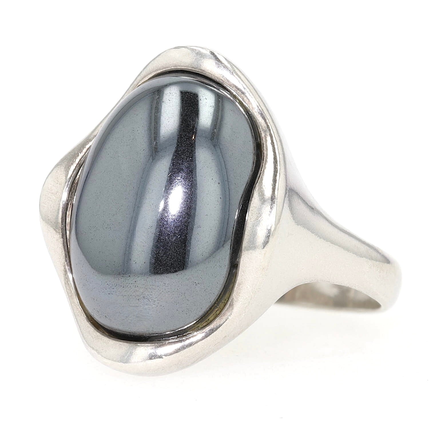 Ring in 925er Silber mit einem Hämatit-Cabochon, liegend links gedreht