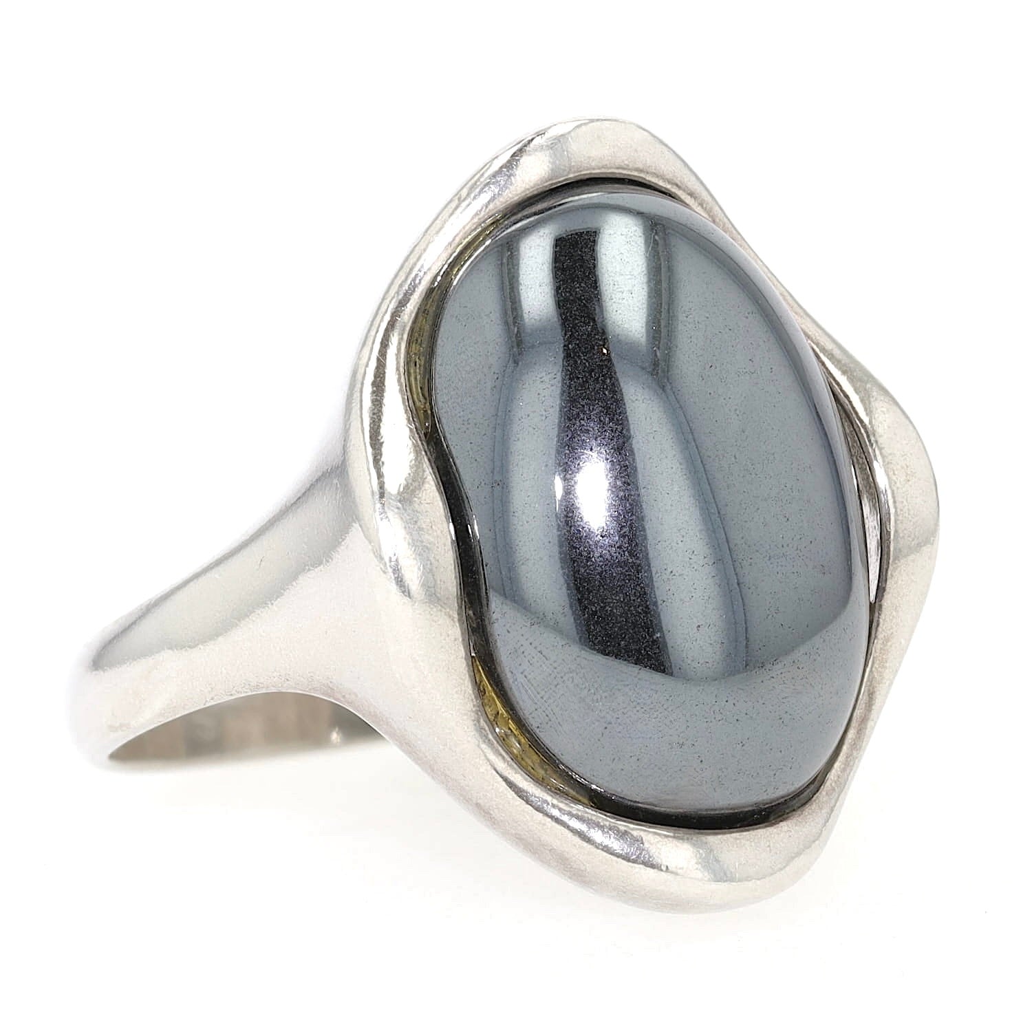 Ring in 925er Silber mit einem Hämatit-Cabochon, liegend rechts gedreht