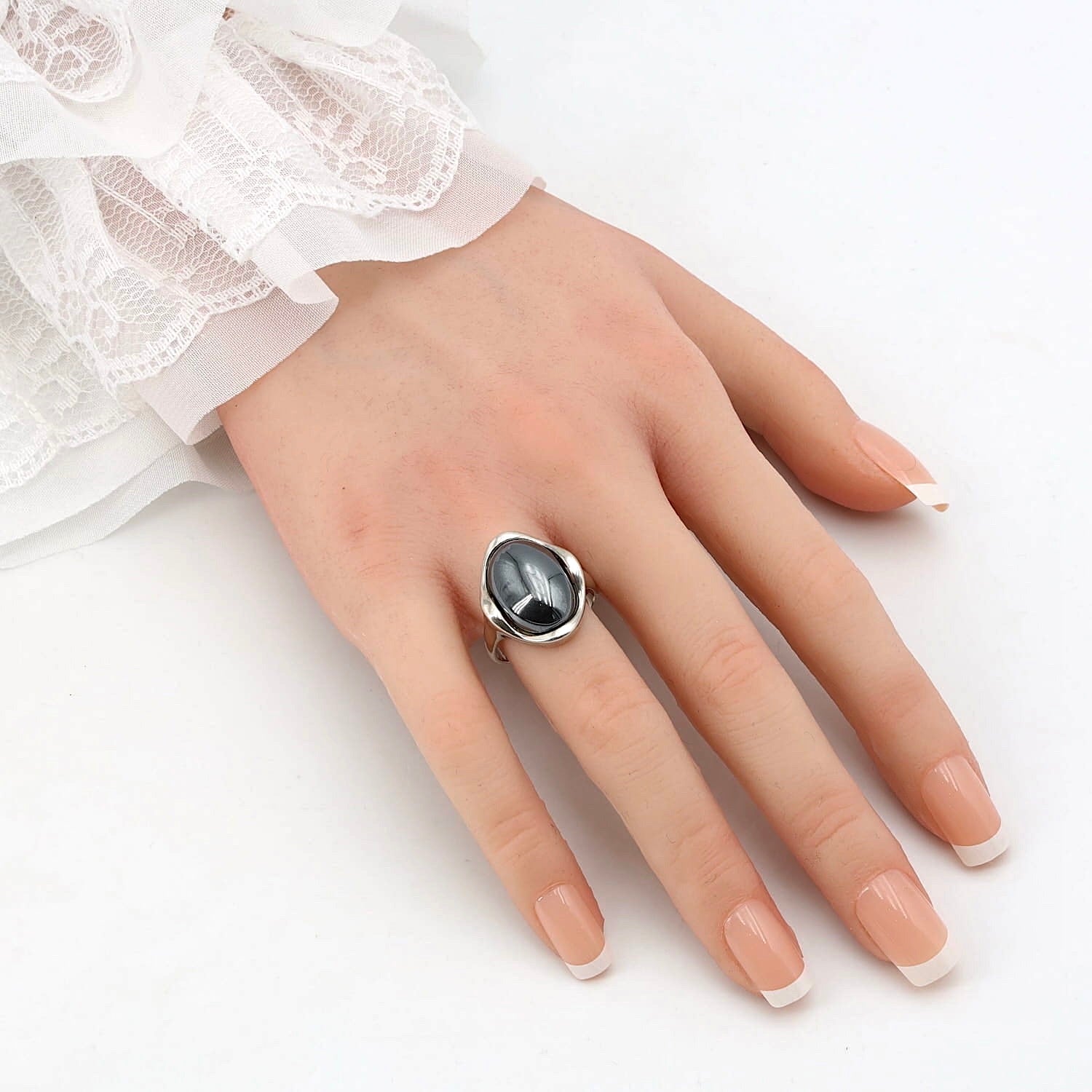 Ring in 925er Silber mit einem Hämatit-Cabochon, an der Hand