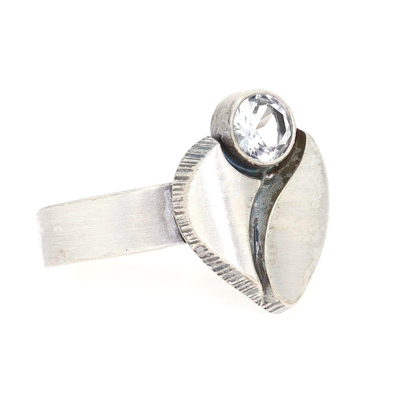 Karl Laine Ring in 925er Silber mit einem Bergkristall, liegend links gedreht