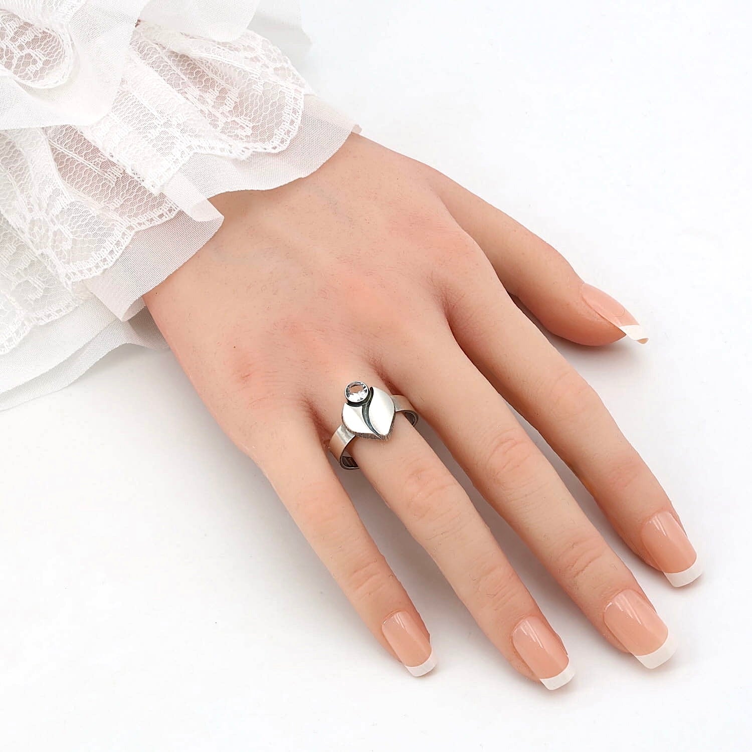 Karl Laine Ring in 925er Silber mit einem Bergkristall, an der künstlichen Hand