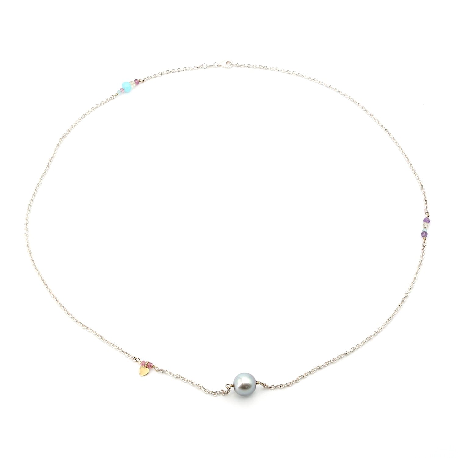 Lange Kette in 925 Silber mit einerZuchtperle und bunten Edelsteinen, liegend Draufsicht
