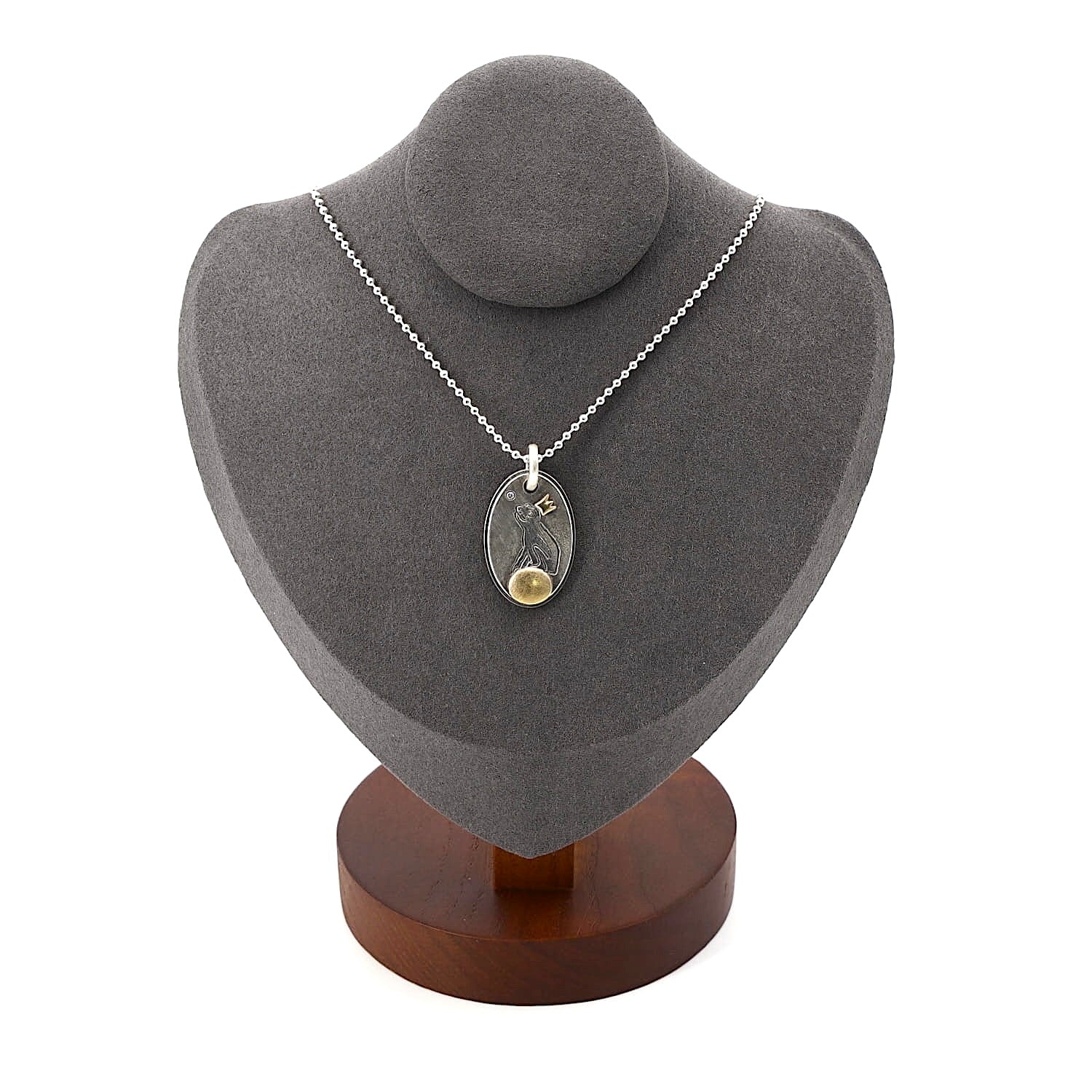 Kette und Anhänger aus 925er Silber mit Vergoldung und einem Brillanten, an einer dunklen Büste