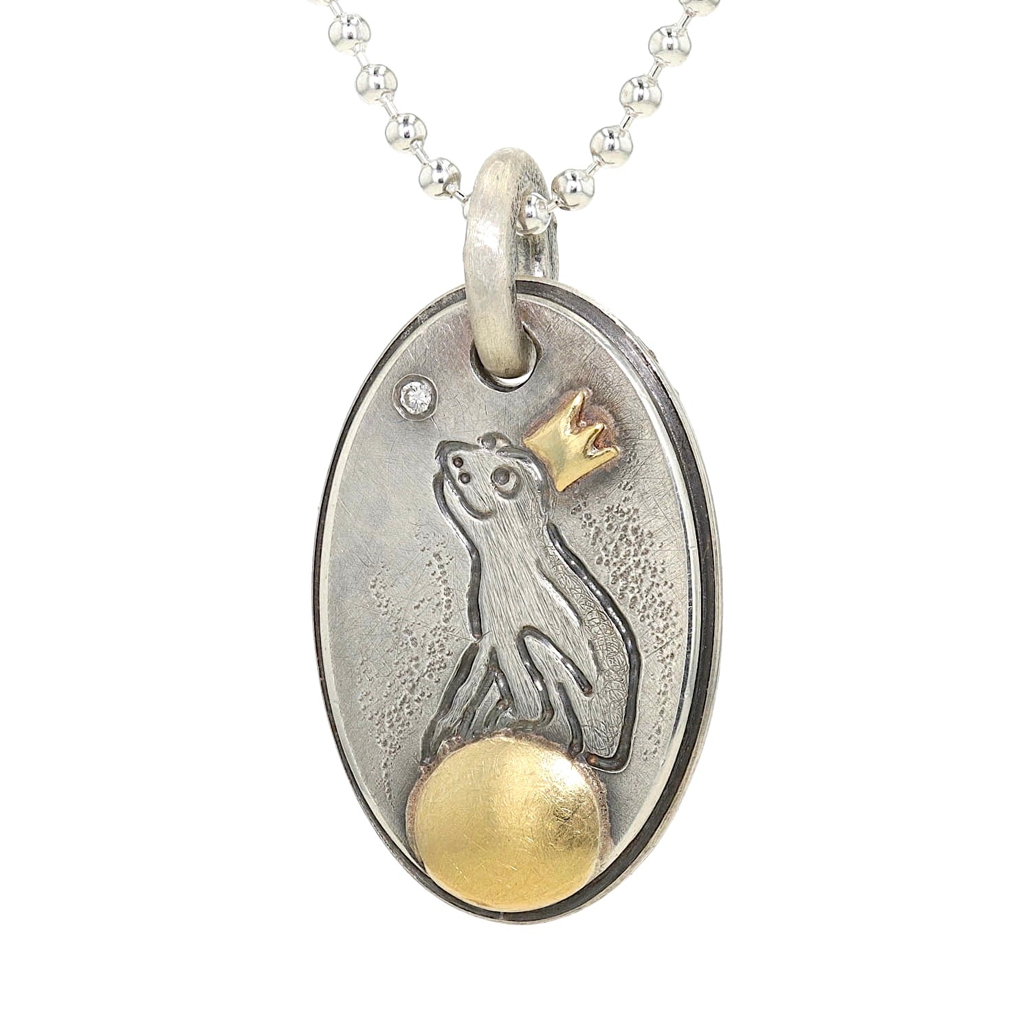 Kette und Anhänger aus 925er Silber mit Vergoldung und einem Brillanten, hängend Frontal Nahaufnahme von vorne