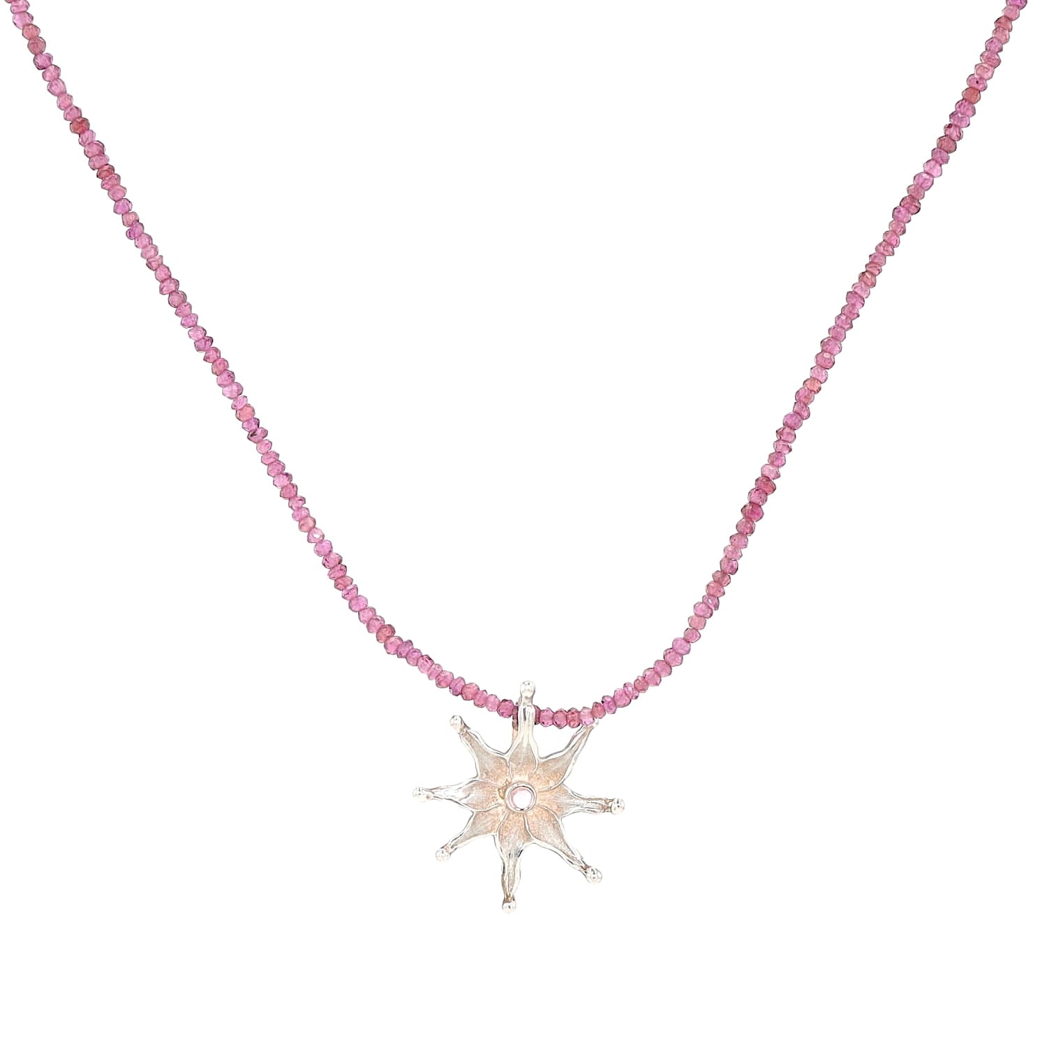 Kette aus Granat mit einem Anhänger aus 925er Silber, hängend frontal