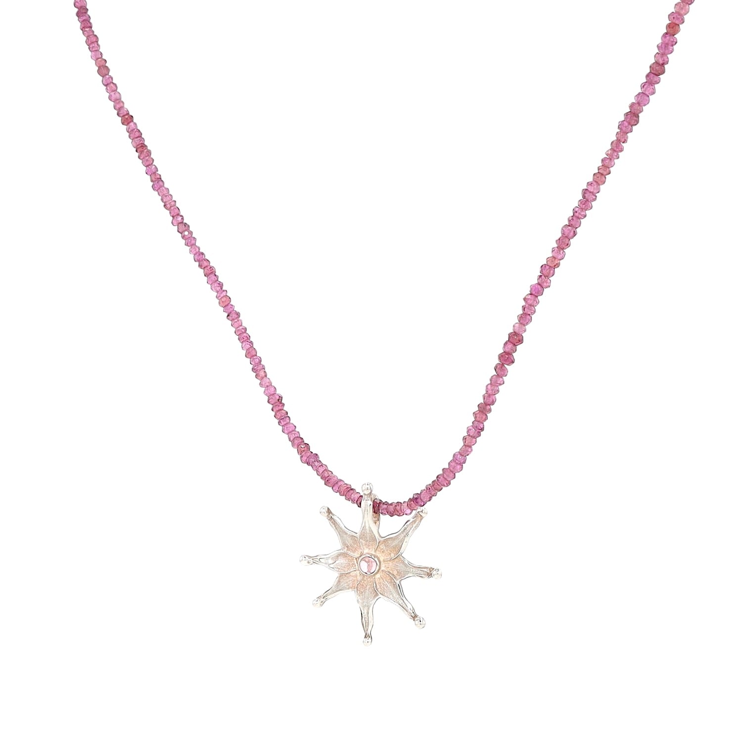 Kette aus Granat mit einem Anhänger aus 925er Silber, hängend links gedreht