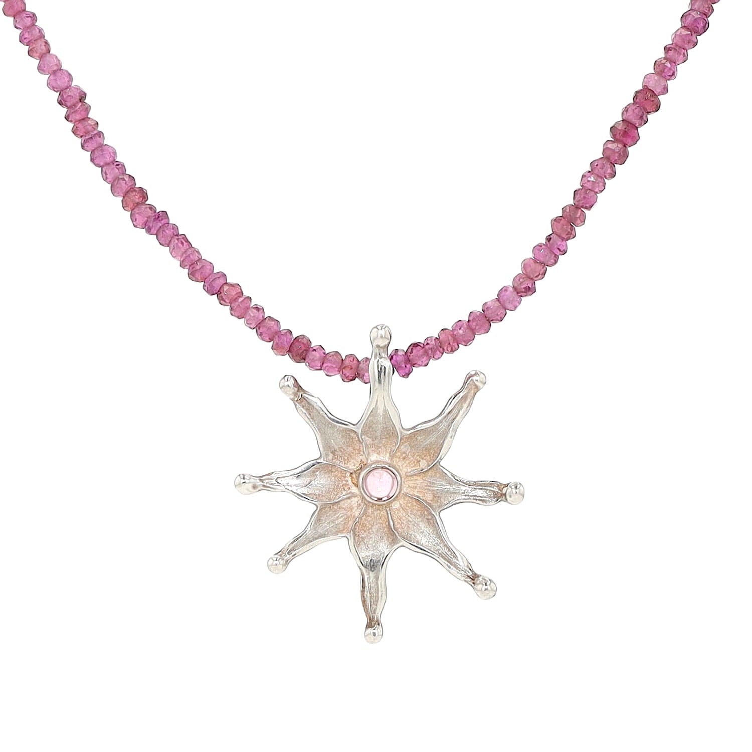 Kette aus Granat mit einem Anhänger aus 925er Silber, hängend frontal nah