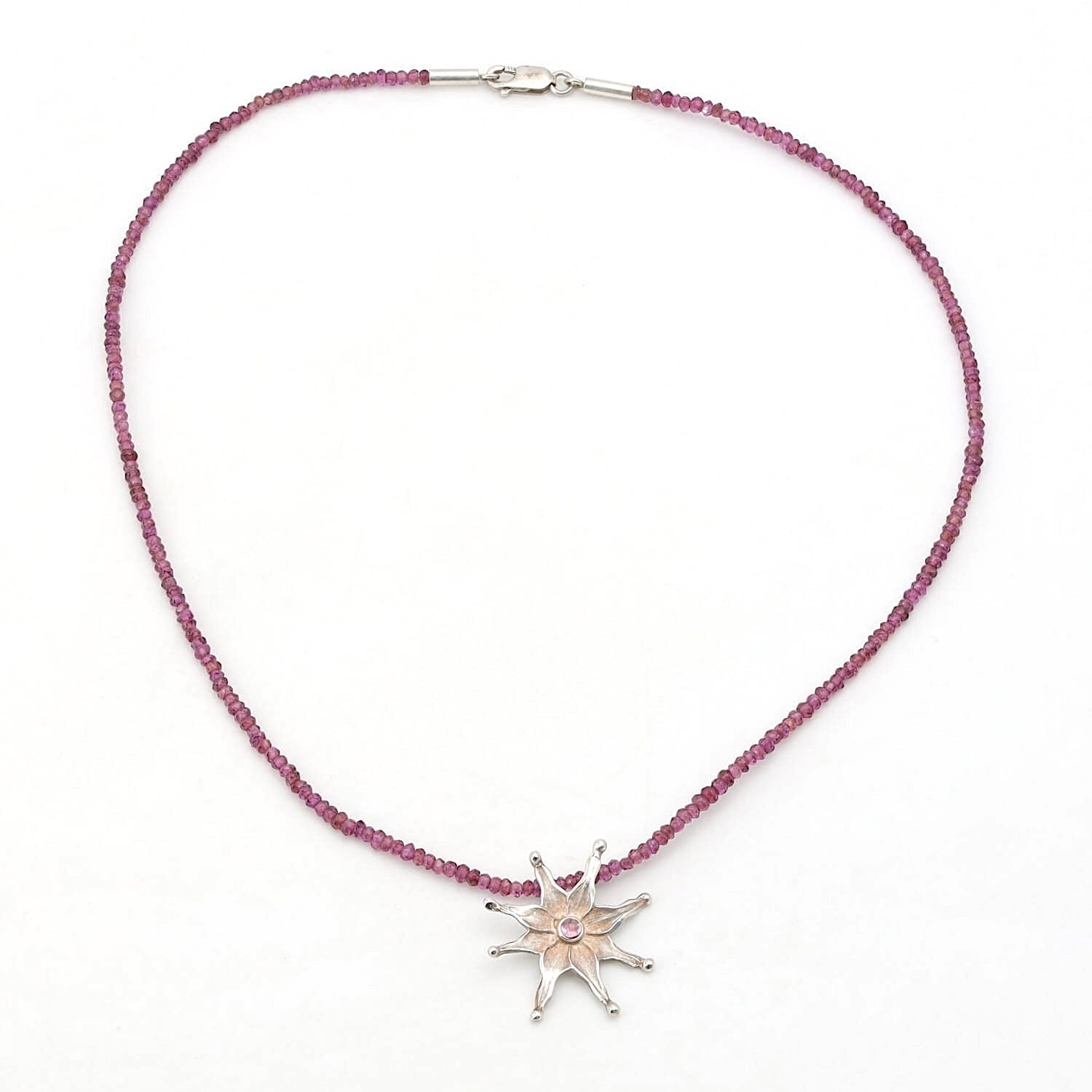 Kette aus Granat mit einem Anhänger aus 925er Silber