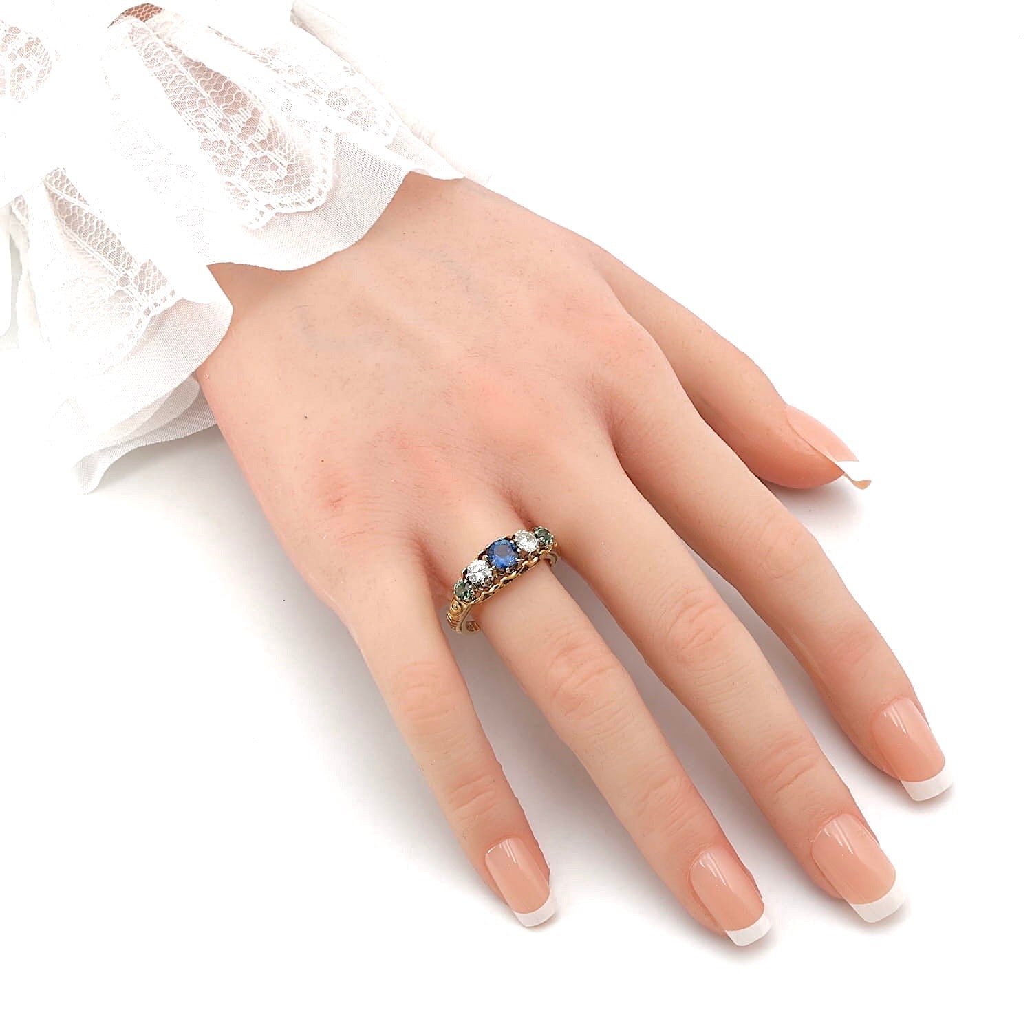 Vintage Ring in 585er Gelbgold mit zwei Brillanten, einem blauen Saphir und zwei Turmalinen, an der Hand