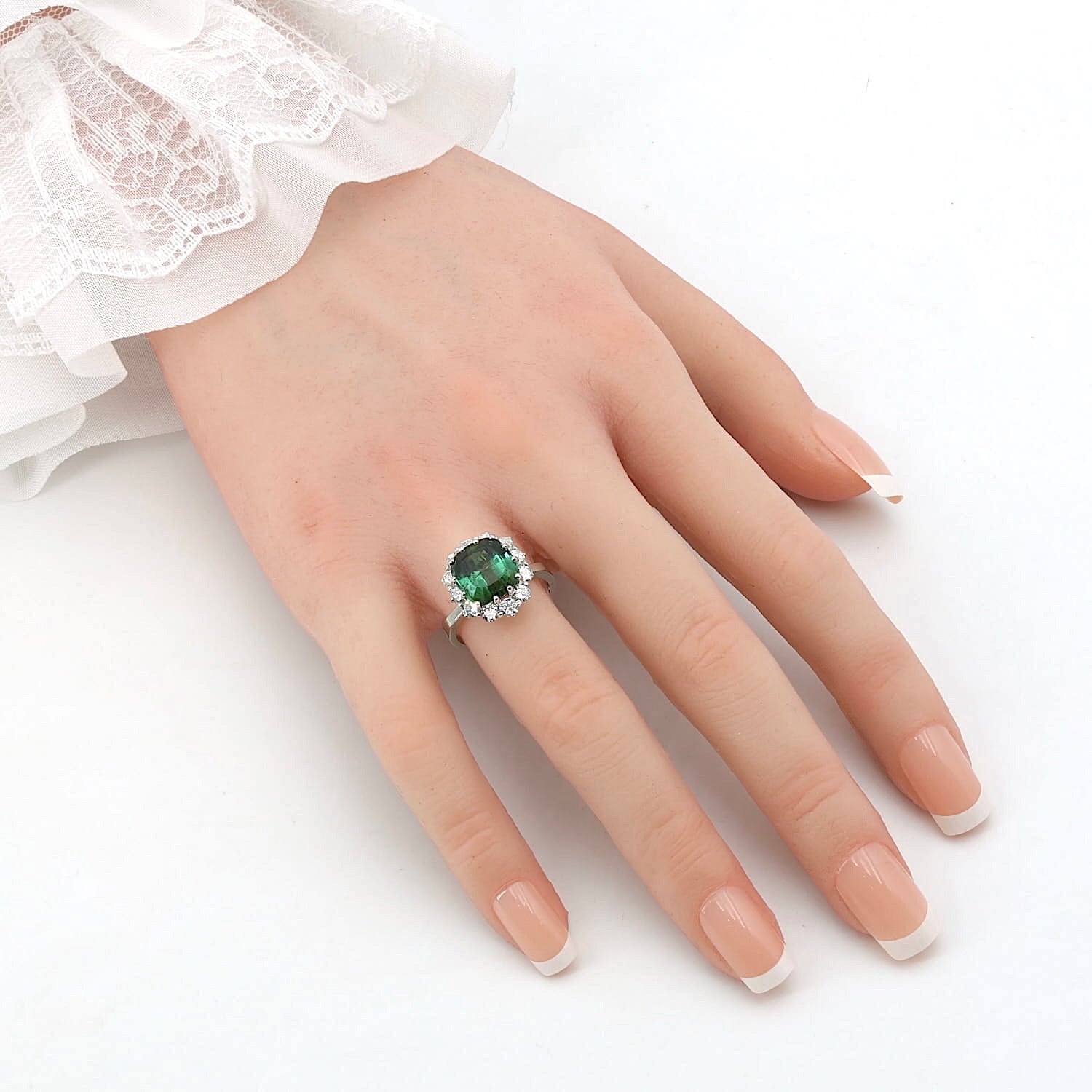 Vintage Ring in 750er Weißgold mit Brillanten und einem Turmalin, an der Hand