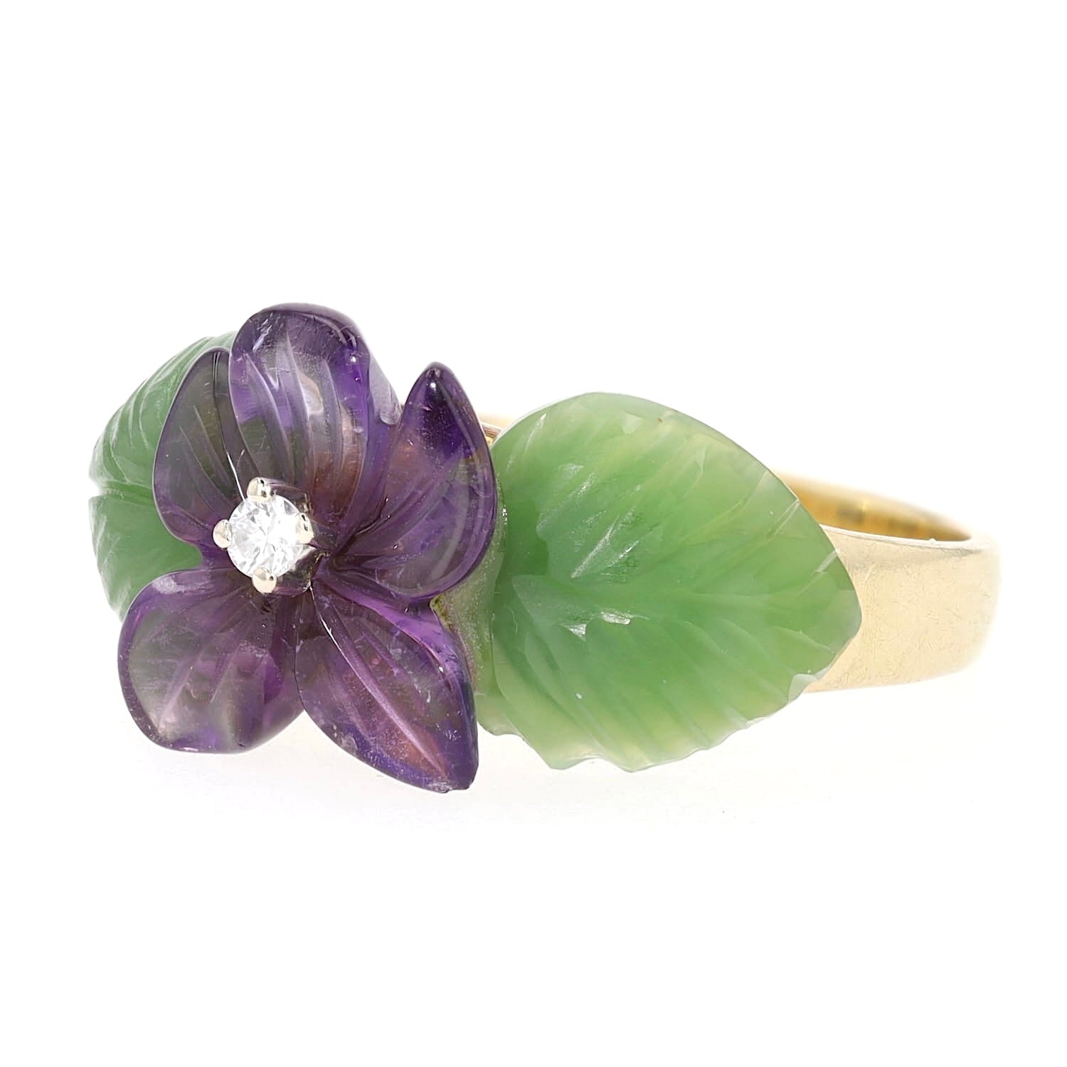 Vintage Ring in 585er Gelbgold mit Amethyst und Nephrit Gravuren und einem Brillanten, liegend links gedreht