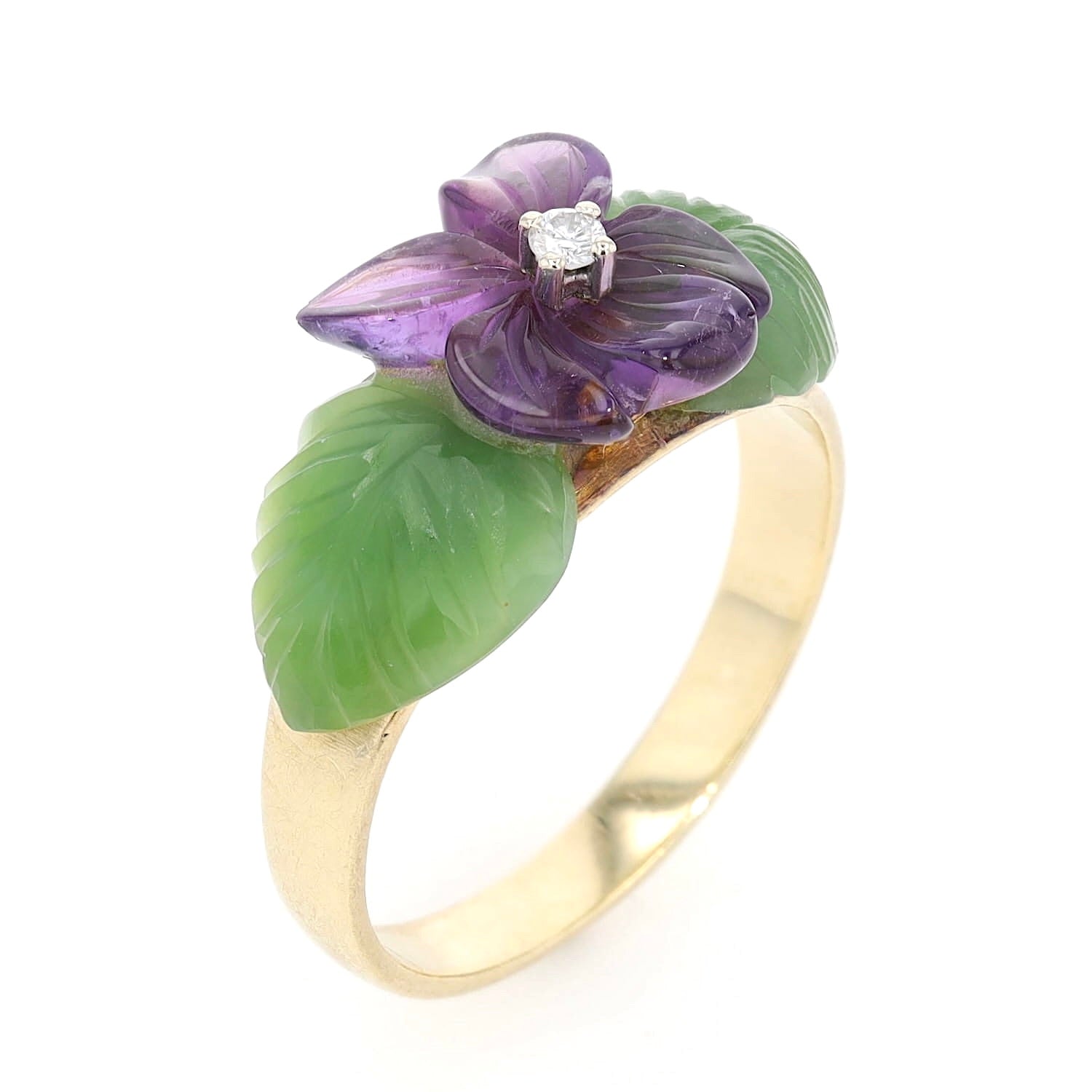Vintage Ring in 585er Gelbgold mit Amethyst und Nephrit Gravuren und einem Brillanten, stehend Draufsicht