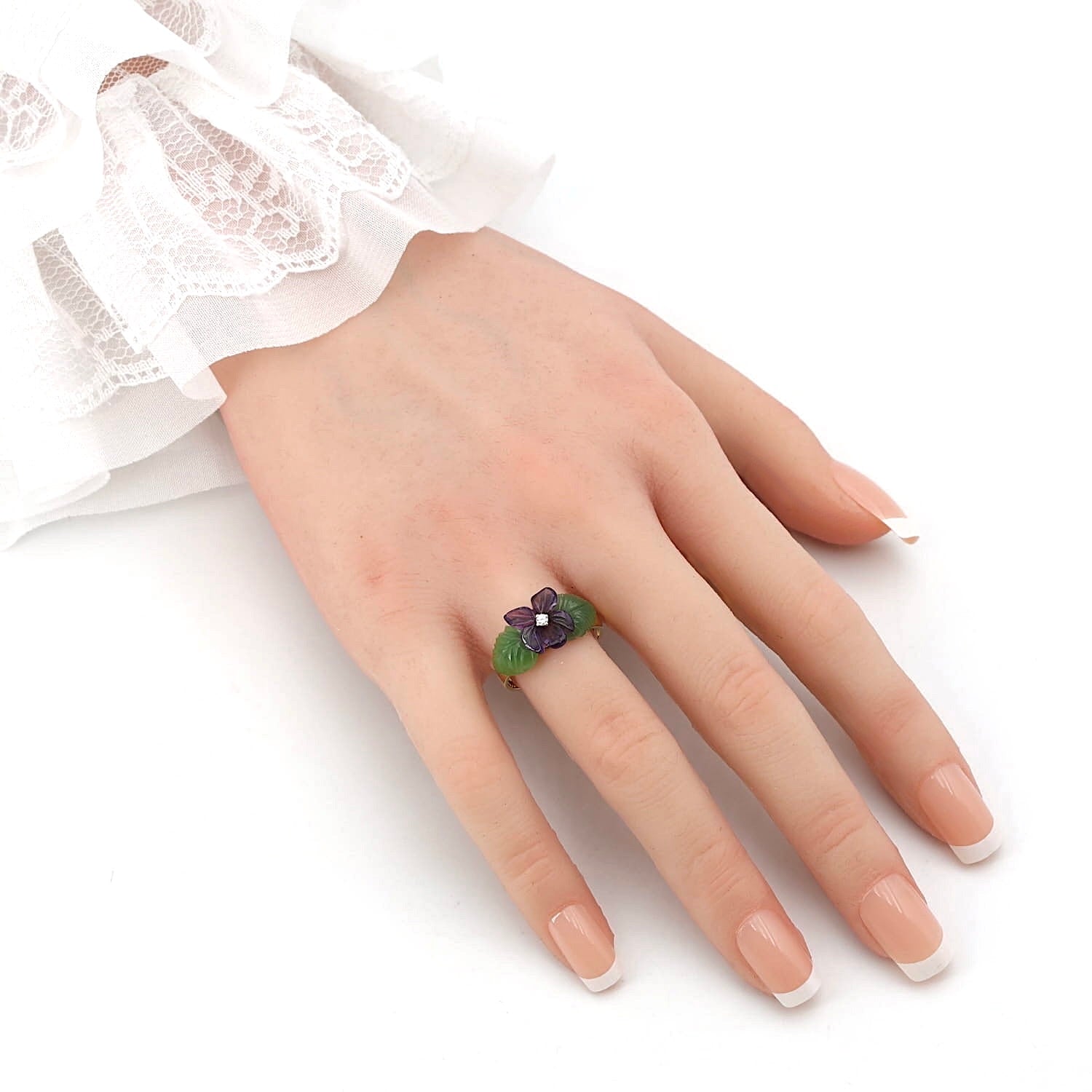 Vintage Ring in 585er Gelbgold mit Amethyst und Nephrit Gravuren und einem Brillanten, an der Hand