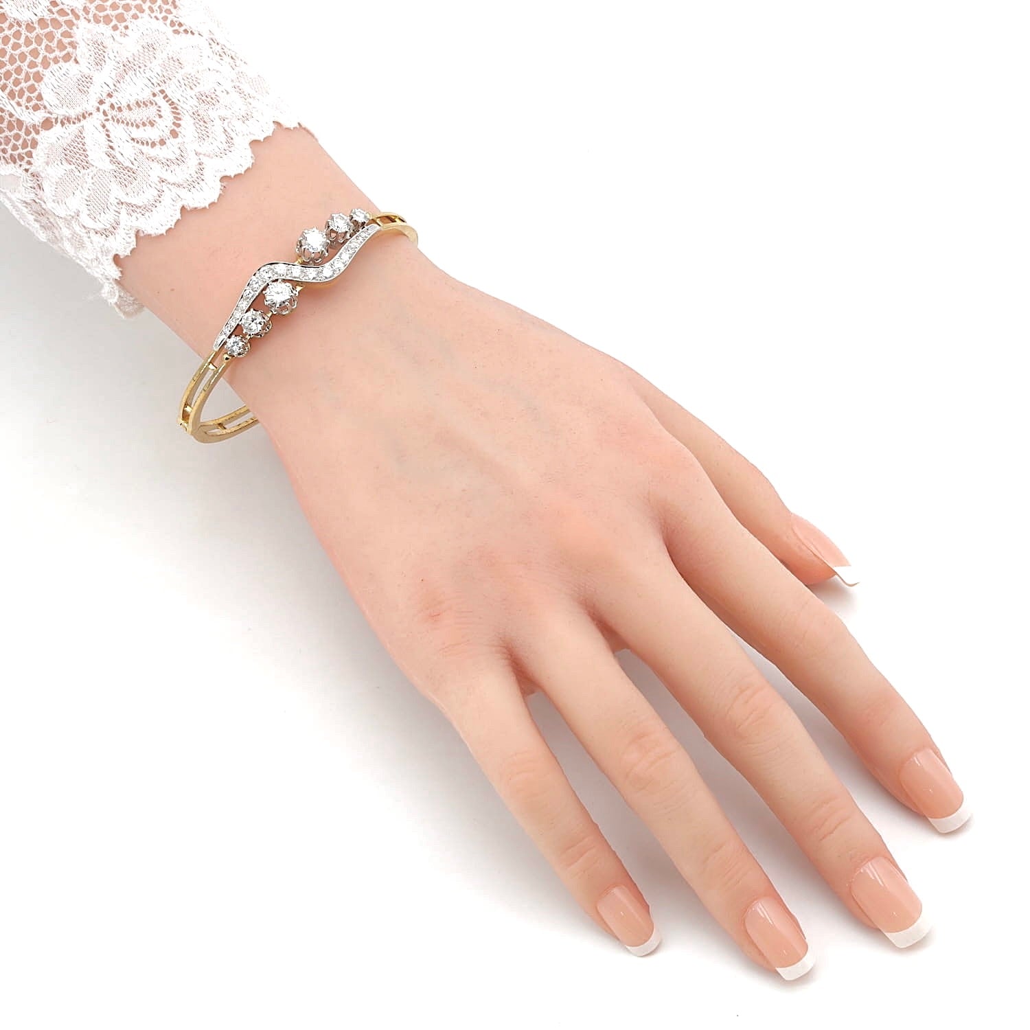 Vintage Armreif in 585er Gold mit insgesamt ca. 2,9 ct Brillanten und Diamanten, stehend