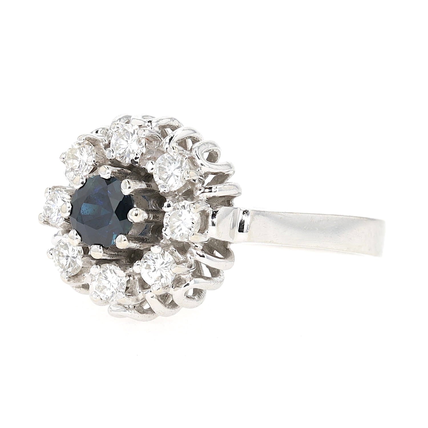 Vintage Ring in 585er Weißgold mit einem Saphir und Brillanten, liegend links gedreht