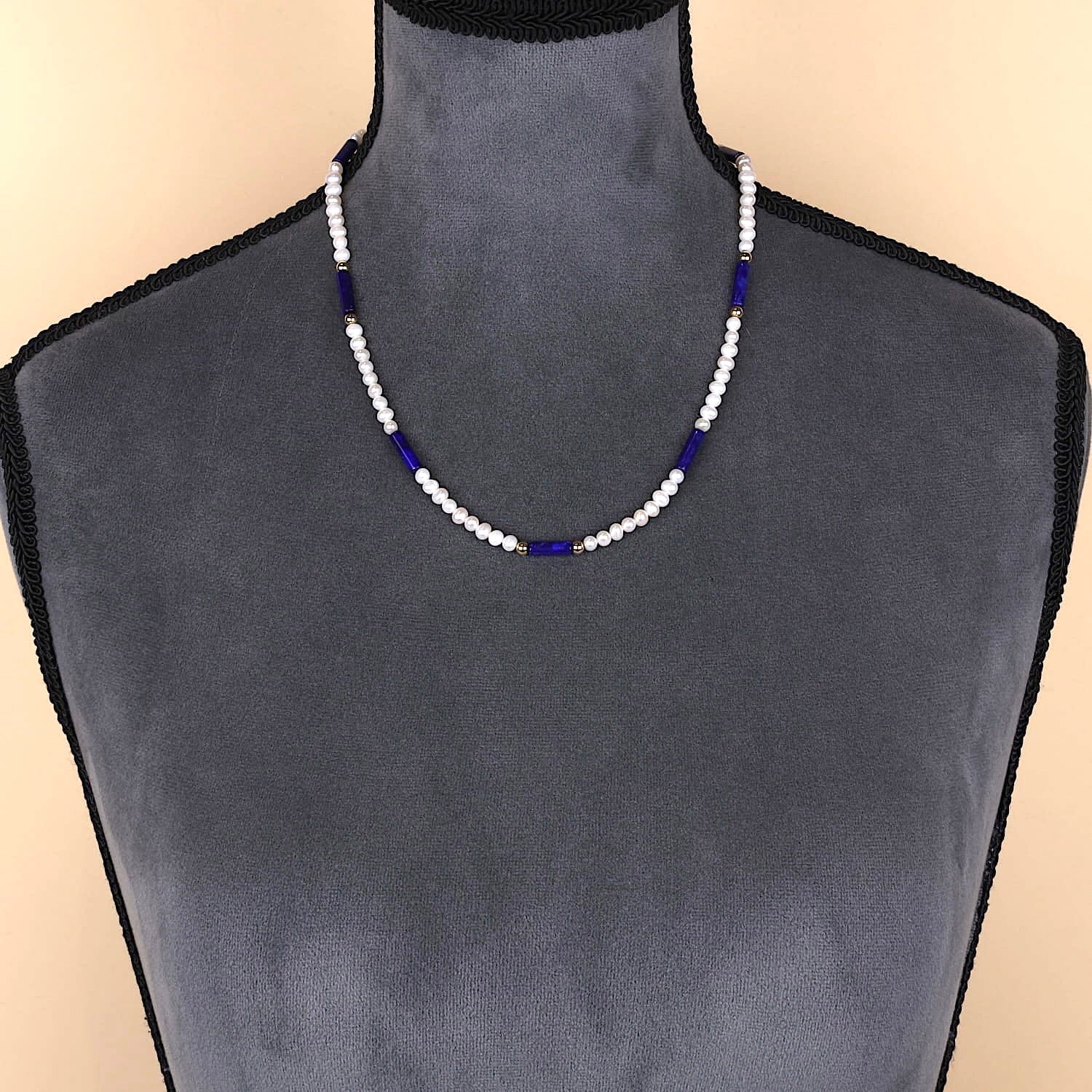 Akoya-Zuchtperlenkette mit Lapis lazuli Elementen, Kugeln und Schloß aus 585er Gelbgold, an der Büste