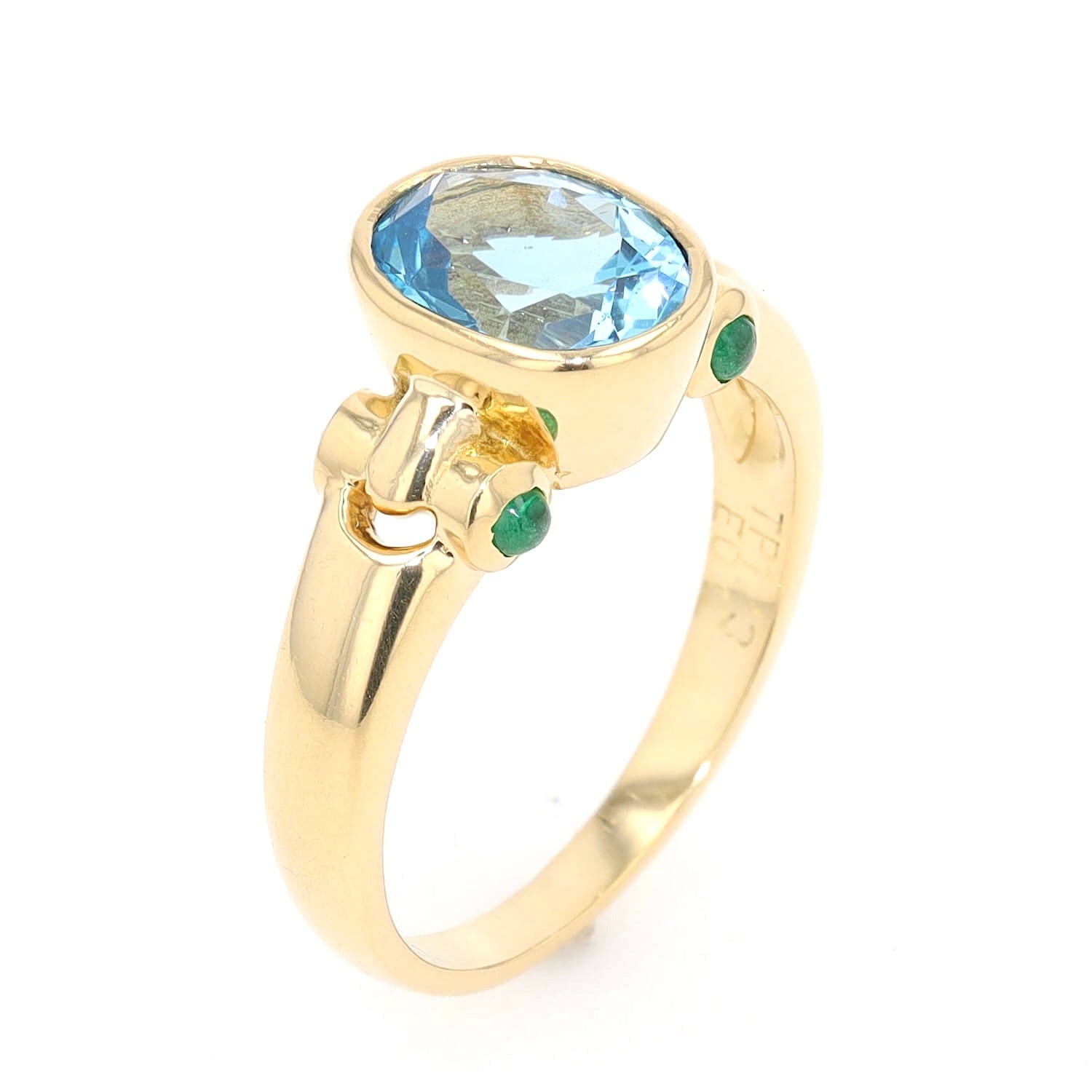 Ring in 750er Gelbgold mit einem blauen Topas und Smaragden, stehend