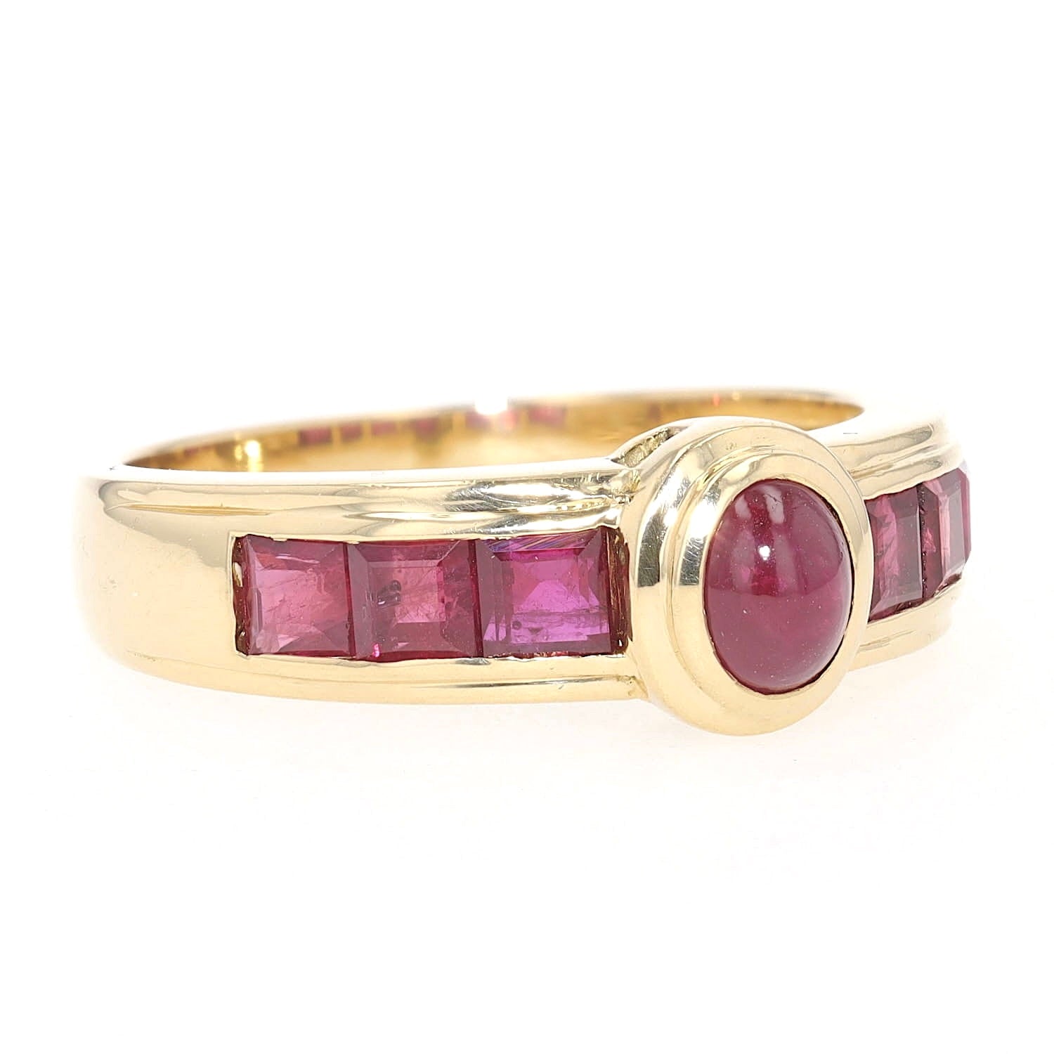 Ring in 750er Gelbgold mit Rubinen, liegend rechts gedreht