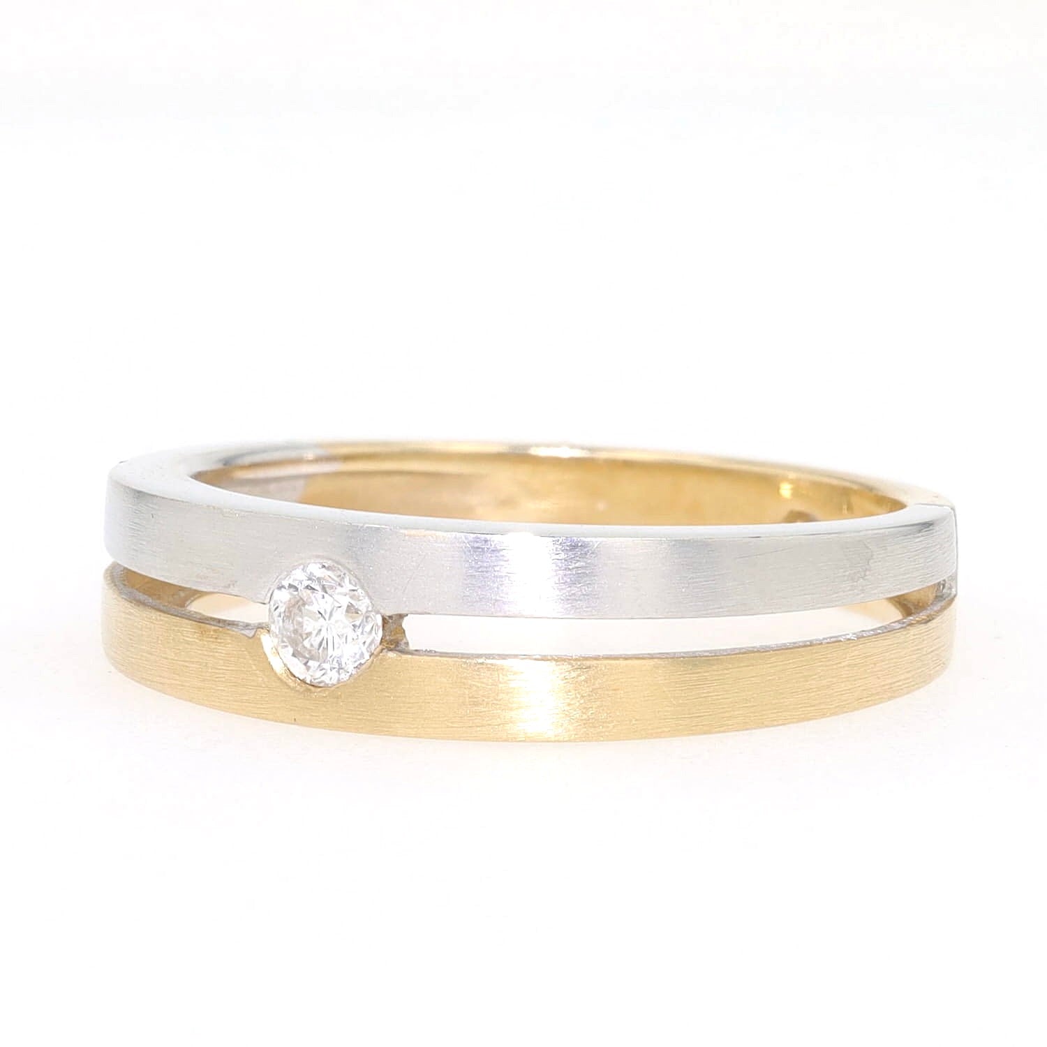 Ring in 585er Bicolor Gold mit einem Brillanten, liegend links gedreht