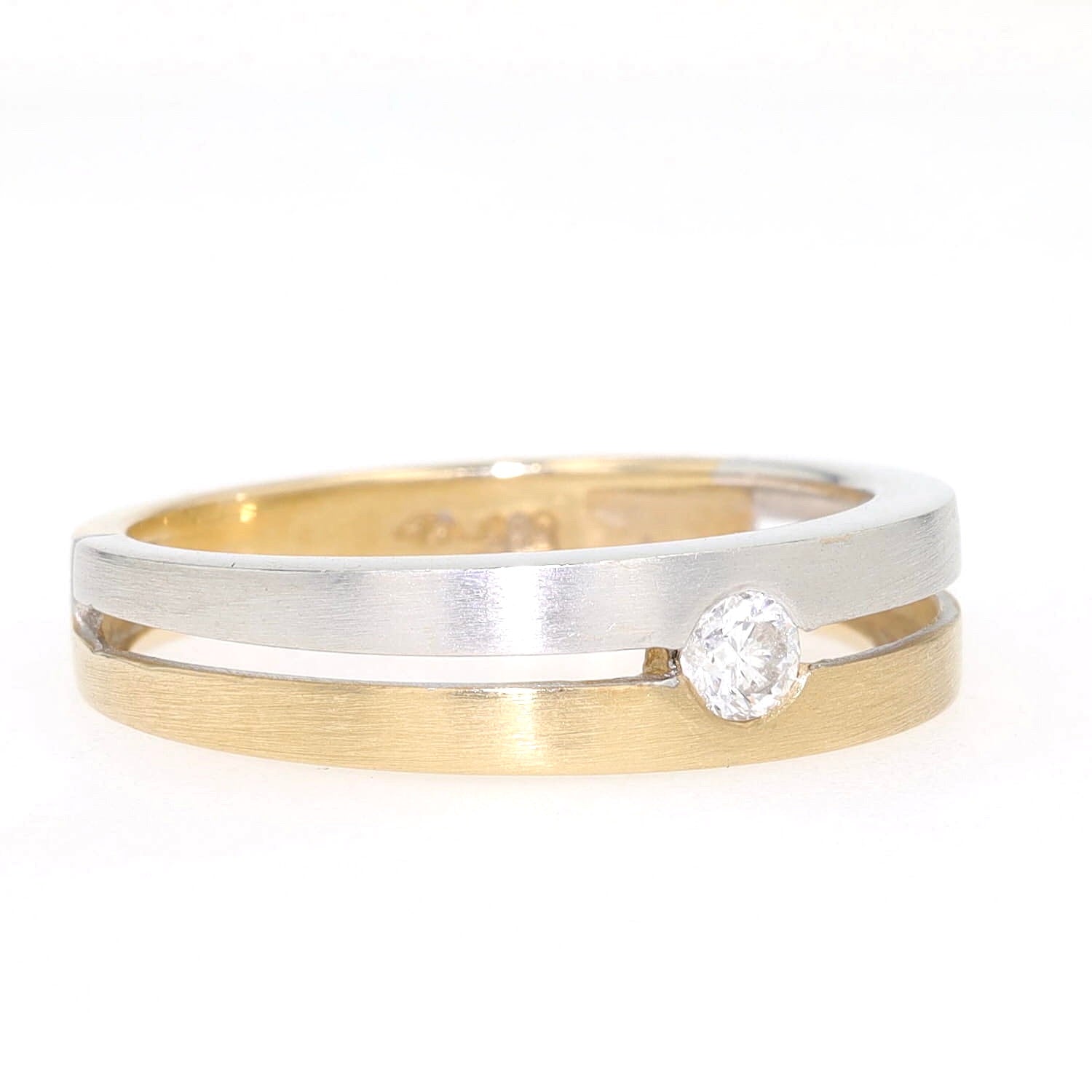 Ring in 585er Bicolor Gold mit einem Brillanten, liegend rechts gedreht