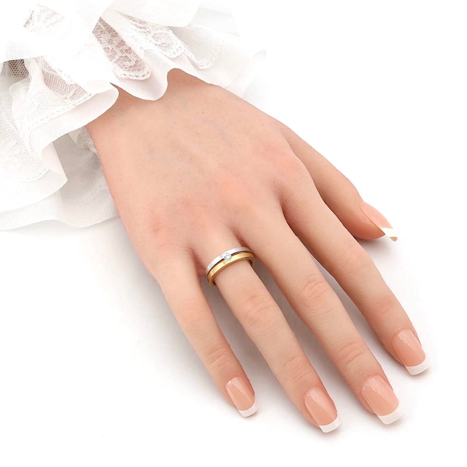 Ring in 585er Bicolor Gold mit einem Brillanten, an der Hand