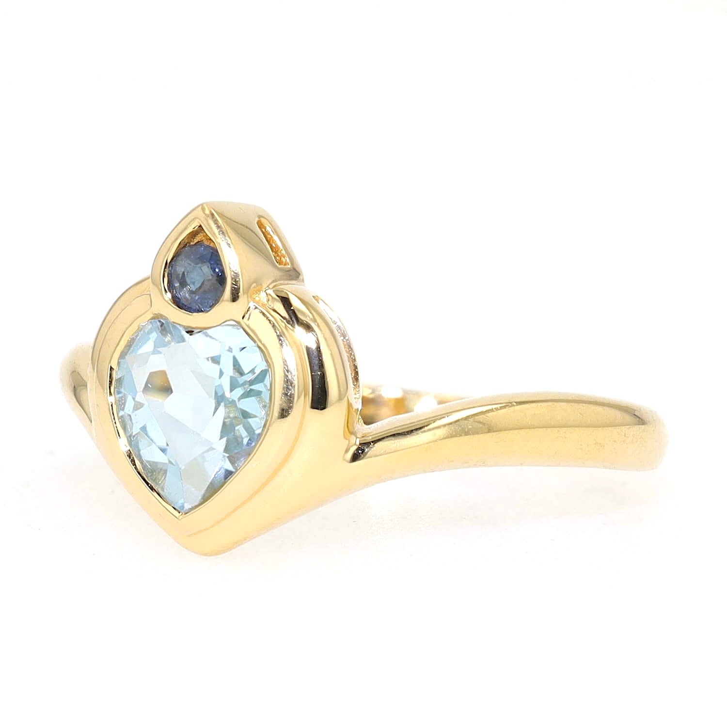 Ring in 750er Gelbgold mit einem blauen Topas und einem blauen Saphir, liegend links gedreht