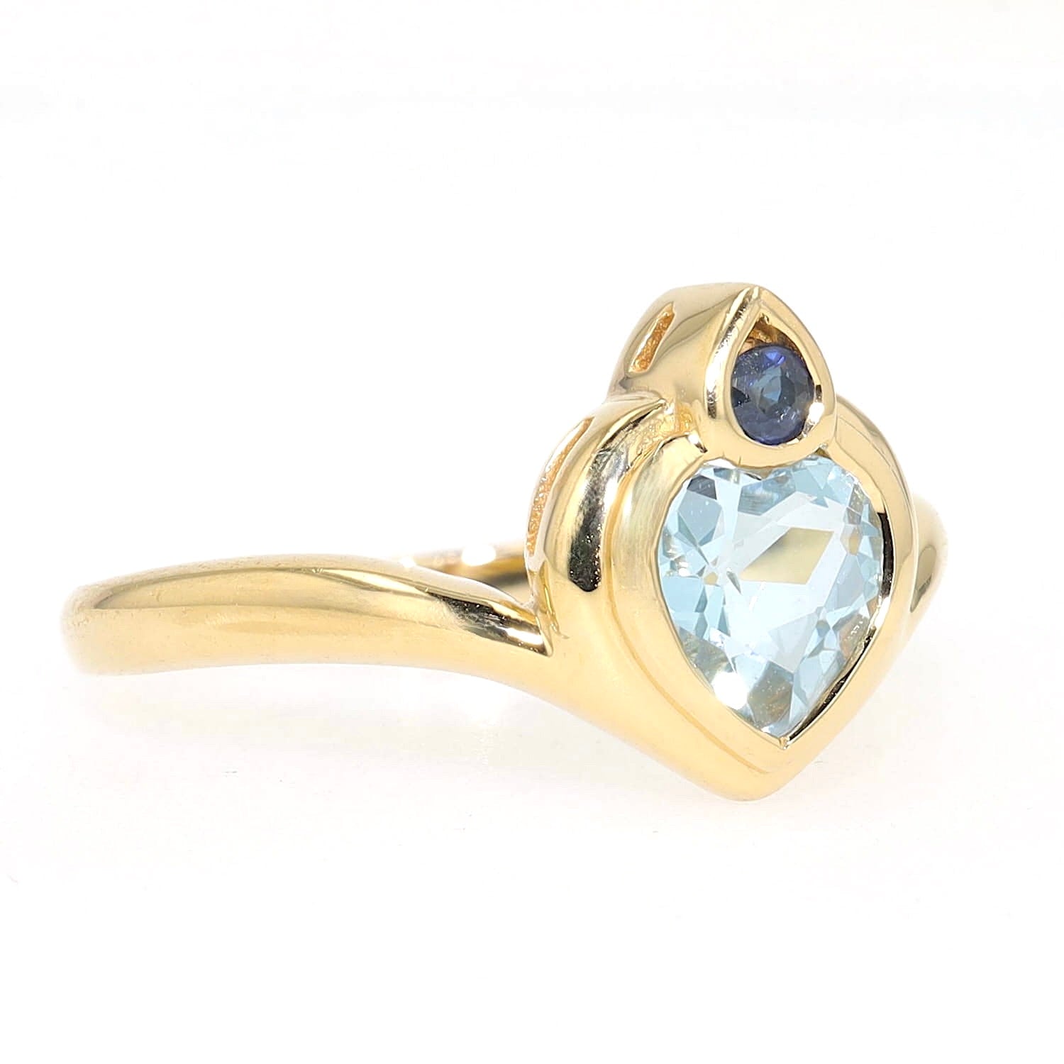 Ring in 750er Gelbgold mit einem blauen Topas und einem blauen Saphir, liegend rechts gedreht