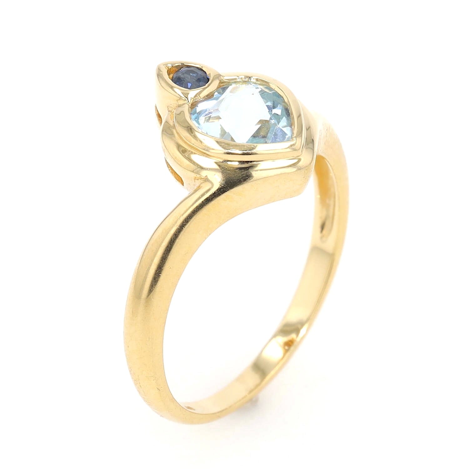 Ring in 750er Gelbgold mit einem blauen Topas und einem blauen Saphir, stehend