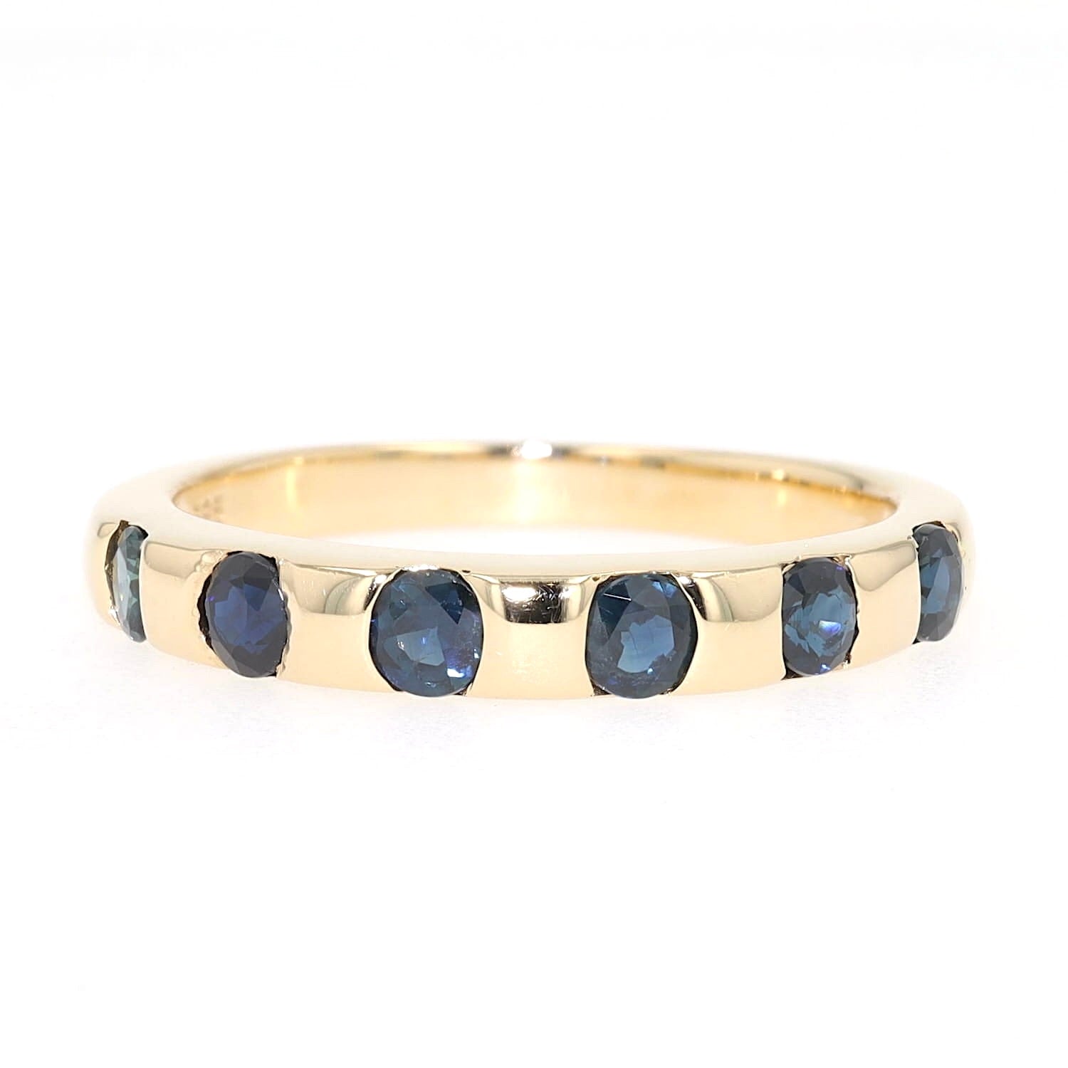 Ring in 585er Gelbgold mit blauen Saphiren, liegend frontal