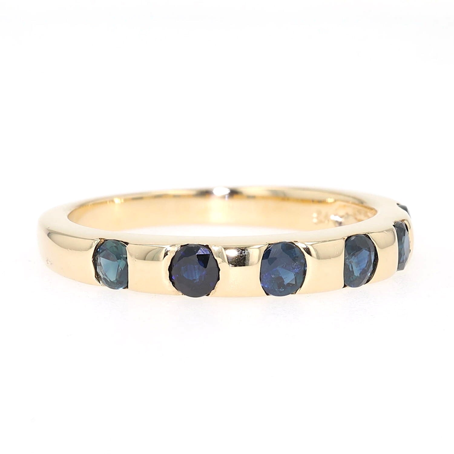 Ring in 585er Gelbgold mit blauen Saphiren, liegend rechts gedreht