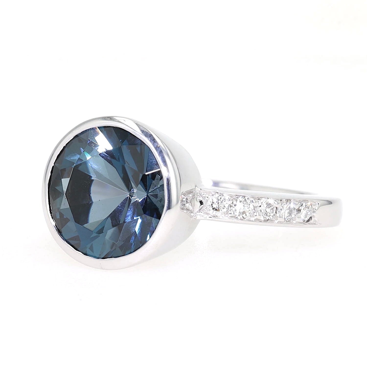 Ring der Marke Willer in 750er Weißgold mit einem Topas und Brillanten, liegend links gedreht