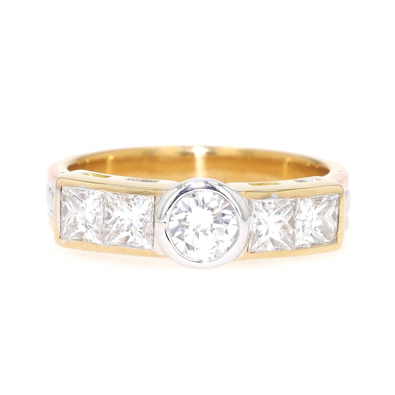 Ring in 585er Tricolor Gold mit einem Brillanten und Diamanten, liegend frontal