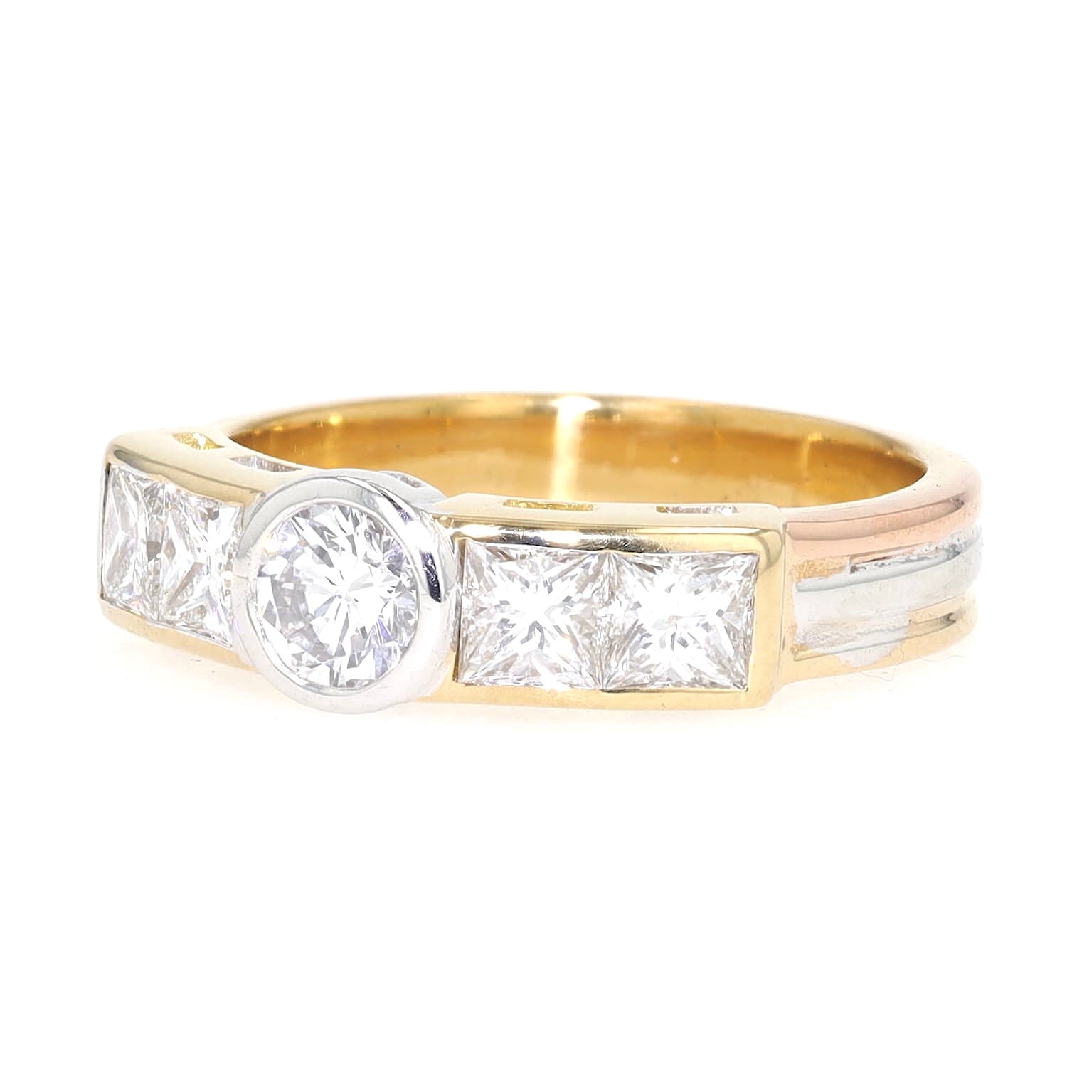Ring in 585er Tricolor Gold mit einem Brillanten und Diamanten, liegend links gedreht