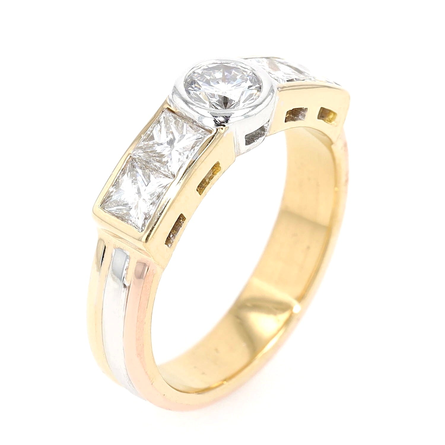 Ring in 585er Tricolor Gold mit einem Brillanten und Diamanten, stehend